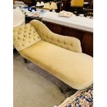 Edwardian champagne coloured velour button back upholstered chaise longue on casters.