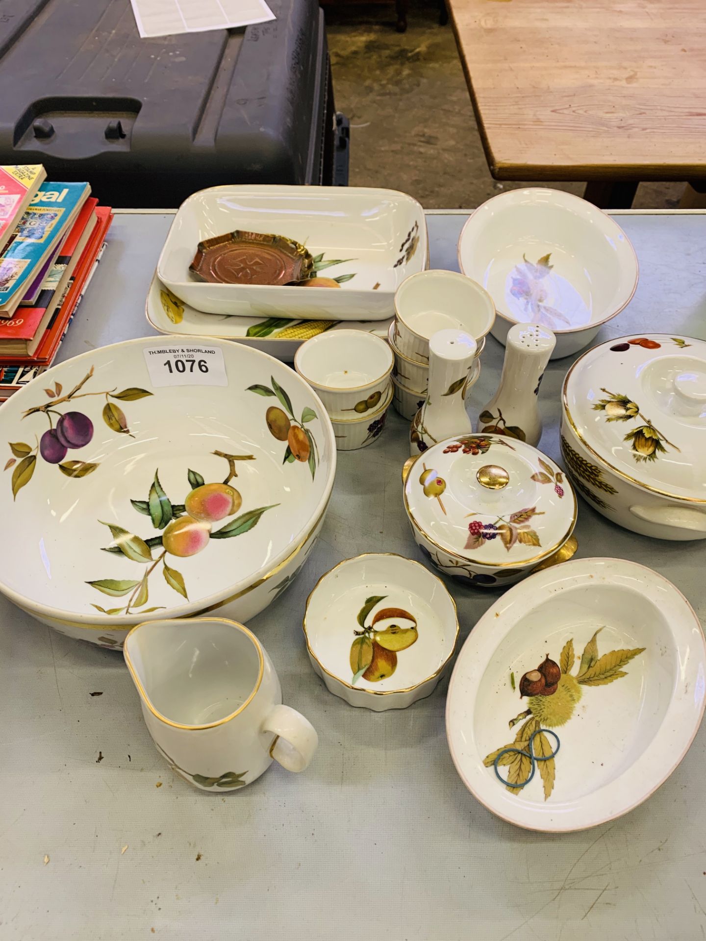 Quantity of Royal Worcester oven to tableware mainly Evesham.