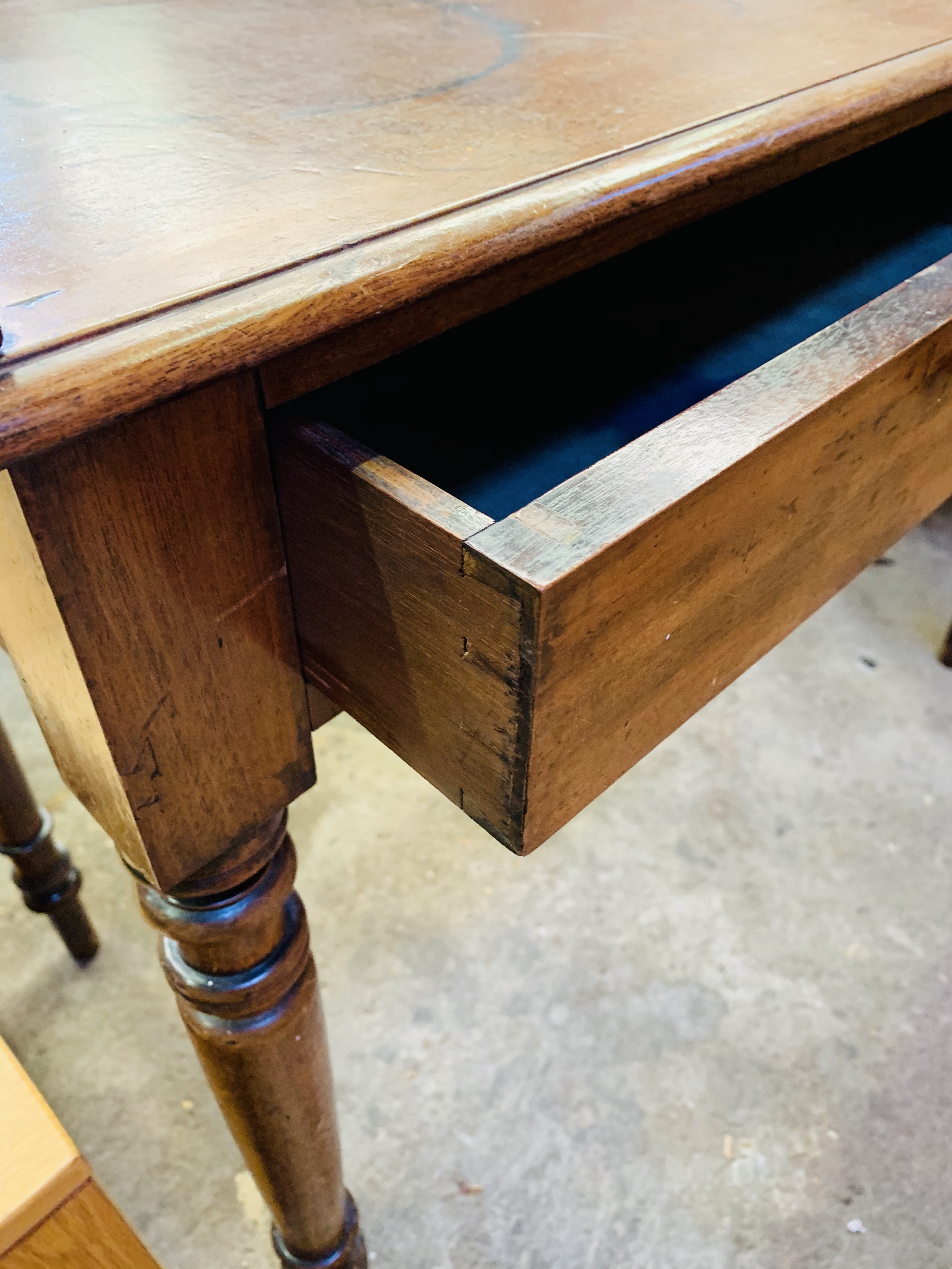 Mahogany wash stand with upstand. - Image 3 of 3