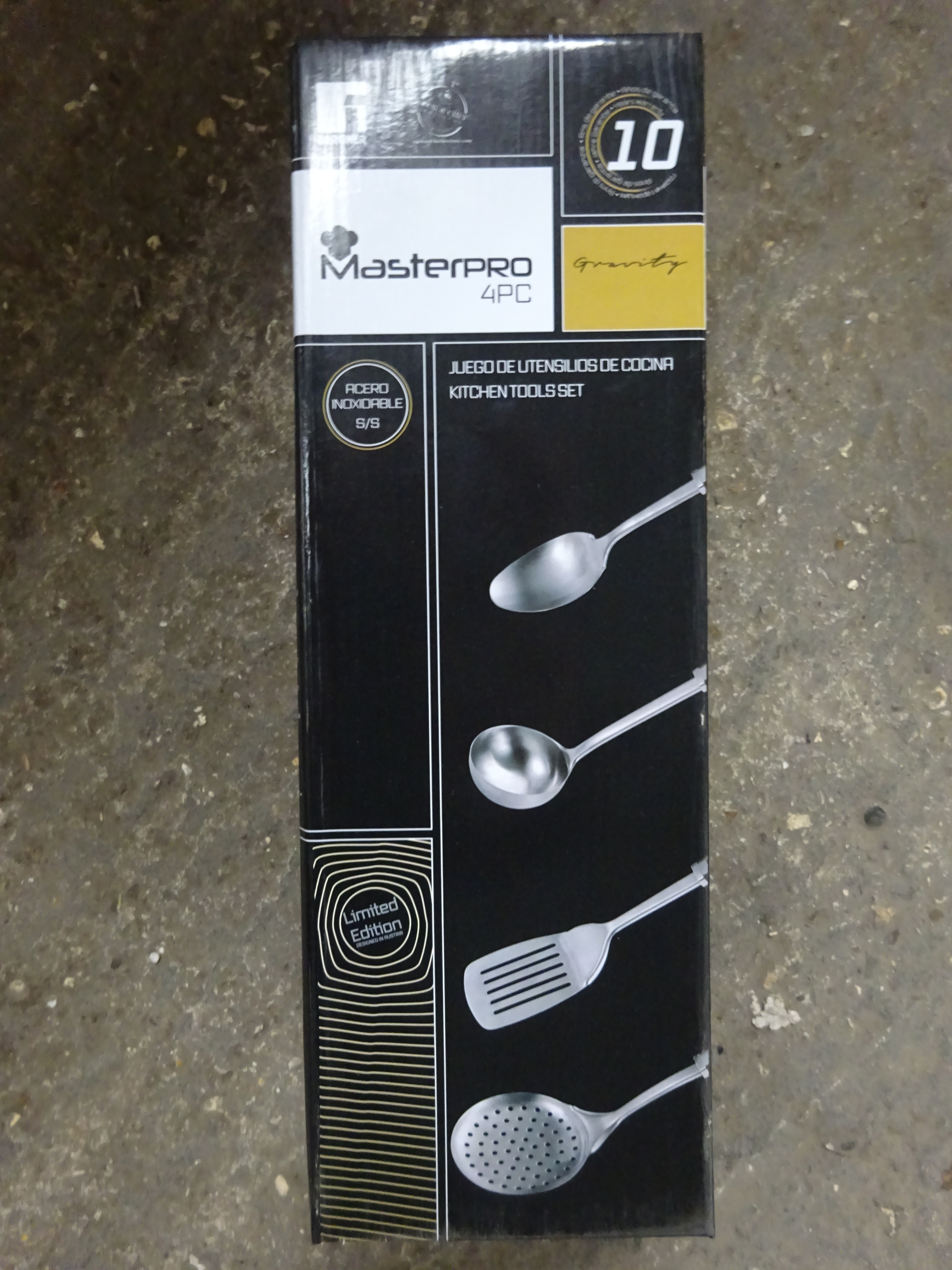 Set of 4 utensil sets. This item carries VAT.