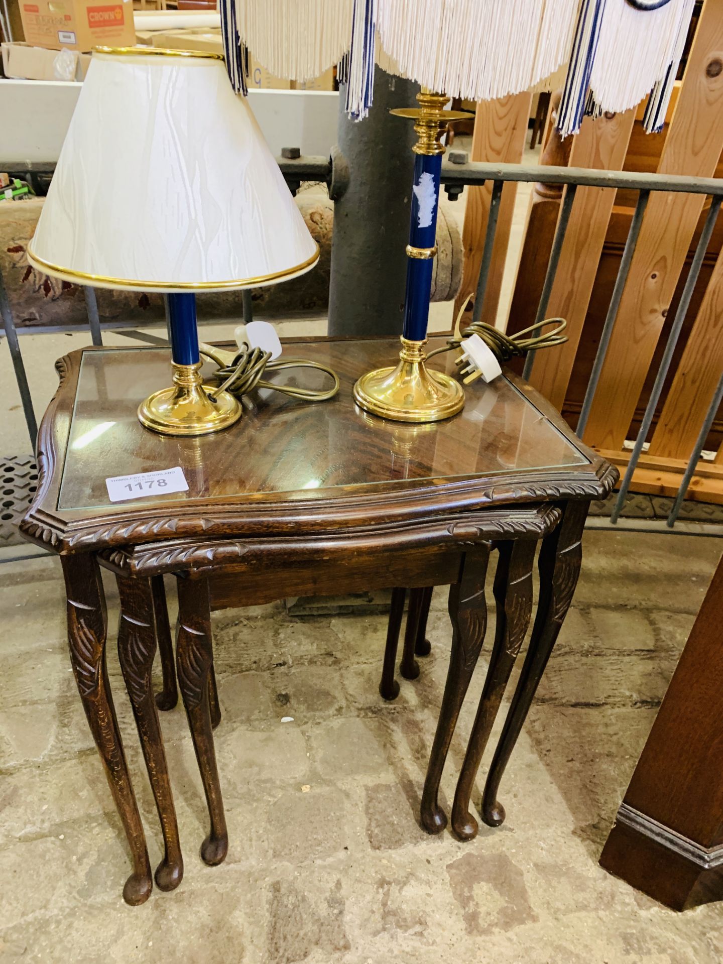 Nest of 3 mahogany tables with glass tops, and 2 brass table lamps - Image 2 of 2