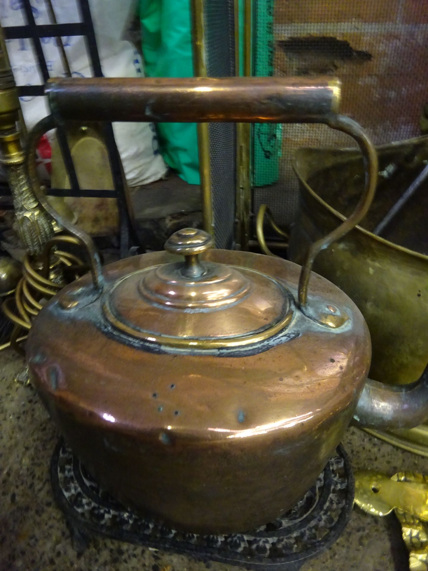 Copper kettle, brass frame spark guard, brass table lamp. - Image 3 of 4