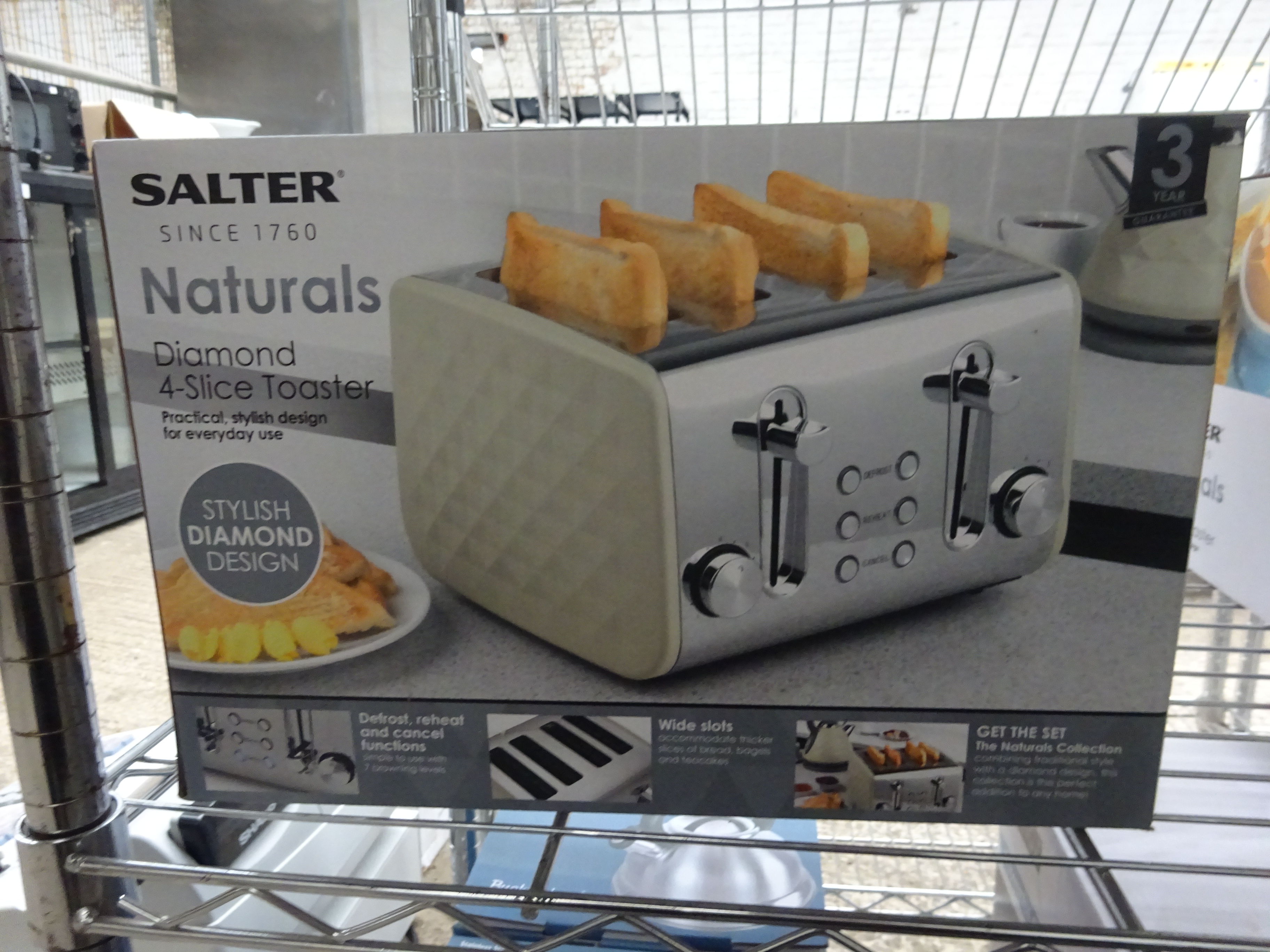 Salter 4 slice toaster. This item carries VAT. - Image 2 of 2