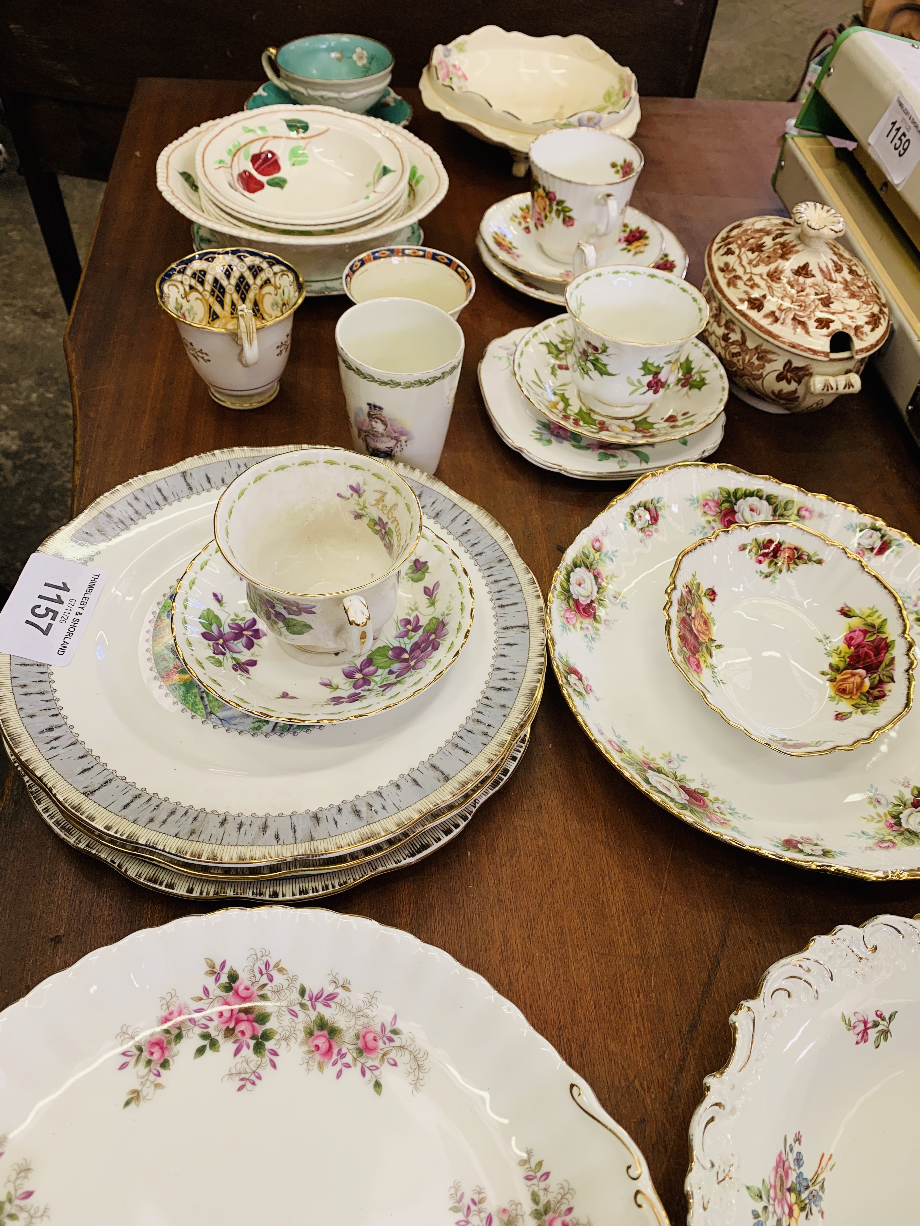 Quantity of decorative china.