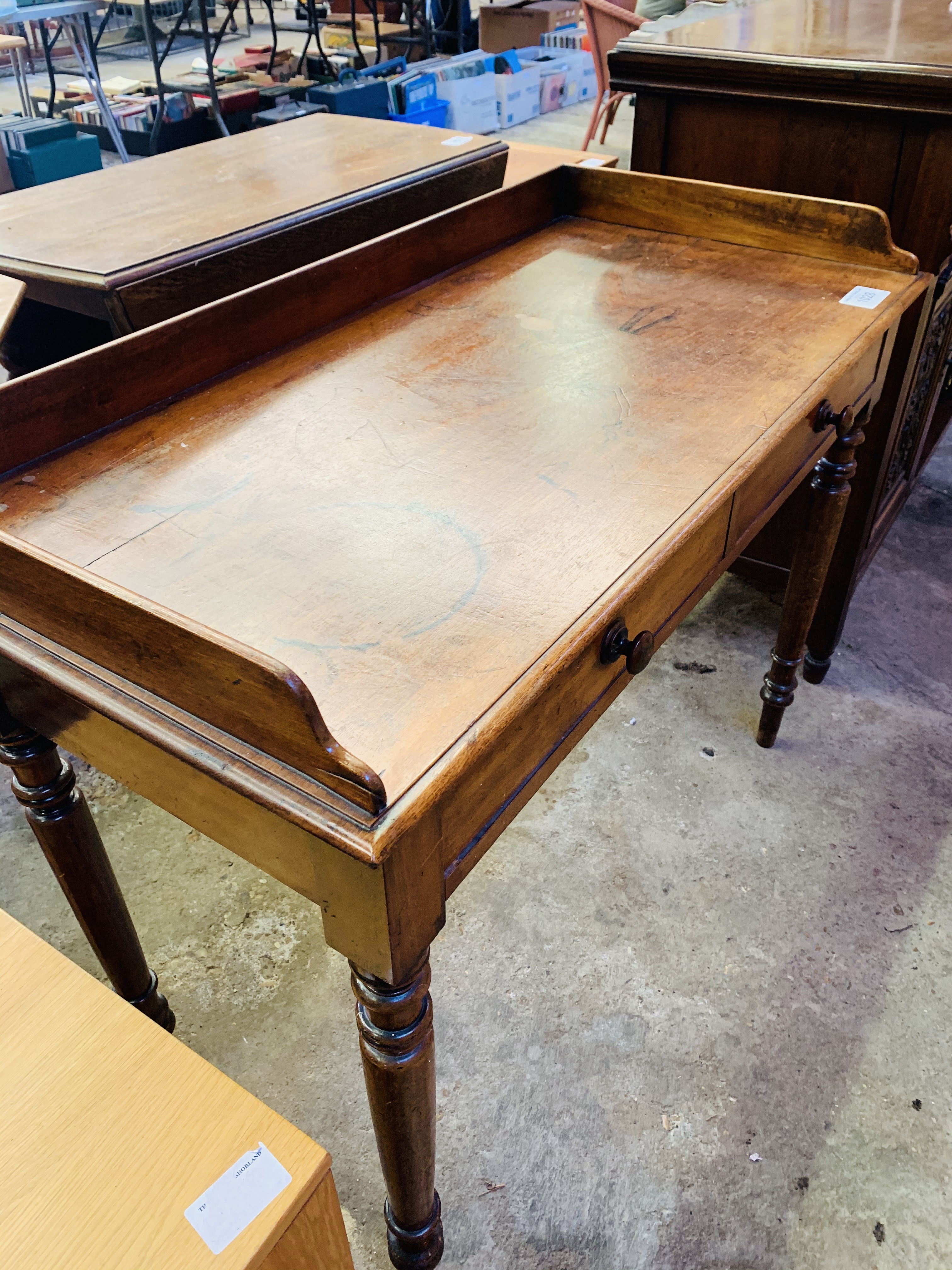 Mahogany wash stand with upstand. - Image 2 of 3