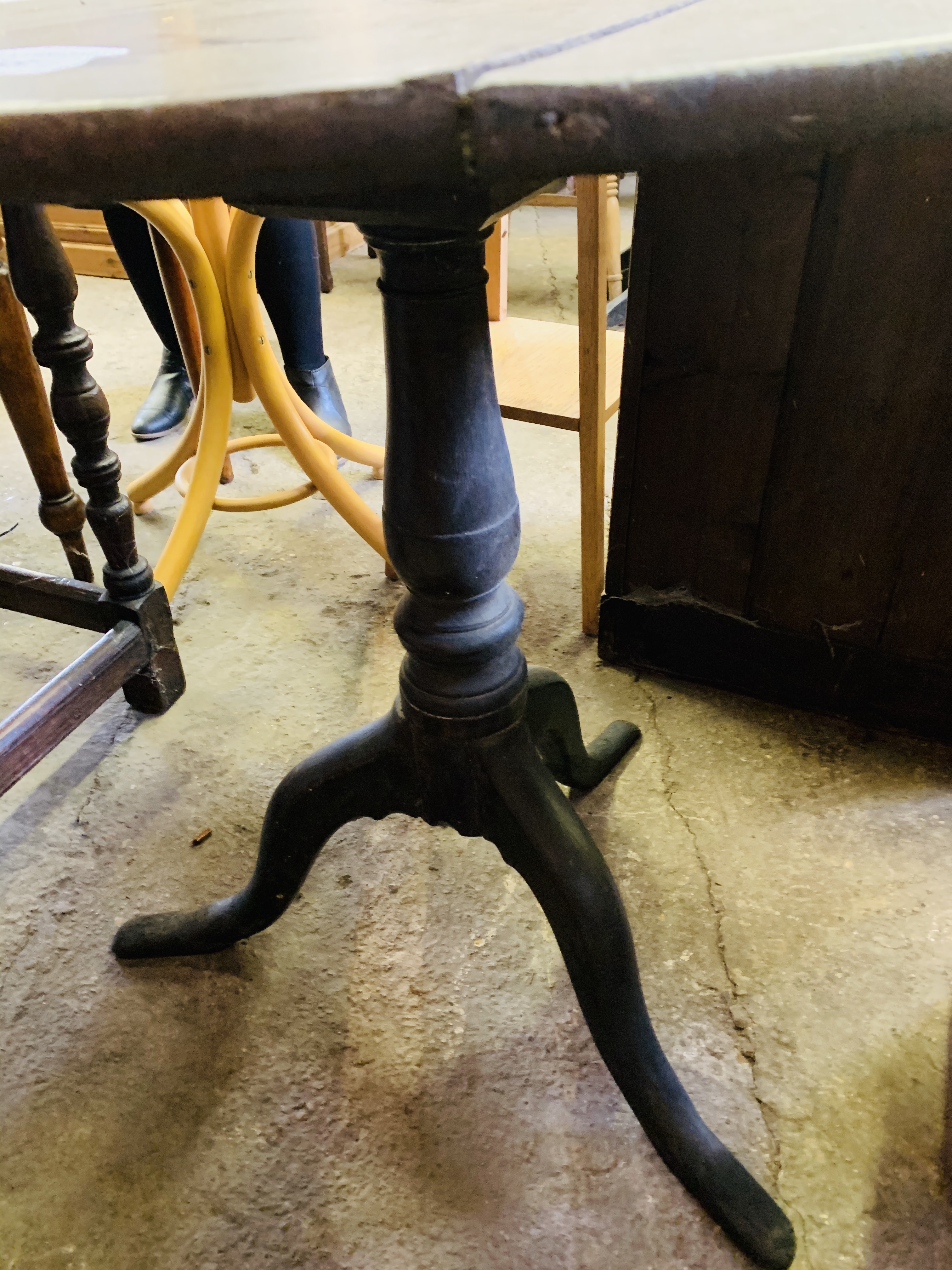 19th Century oak tilt top table. - Image 3 of 5