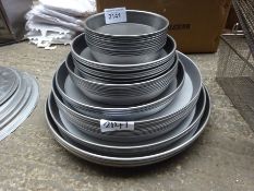 Pizza tins, large stack, various sizes