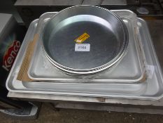 Quantity of baking trays & pizza tins
