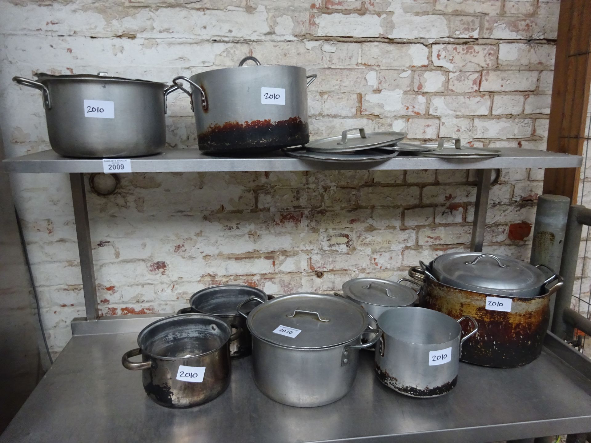 Quantity of cooking pots
