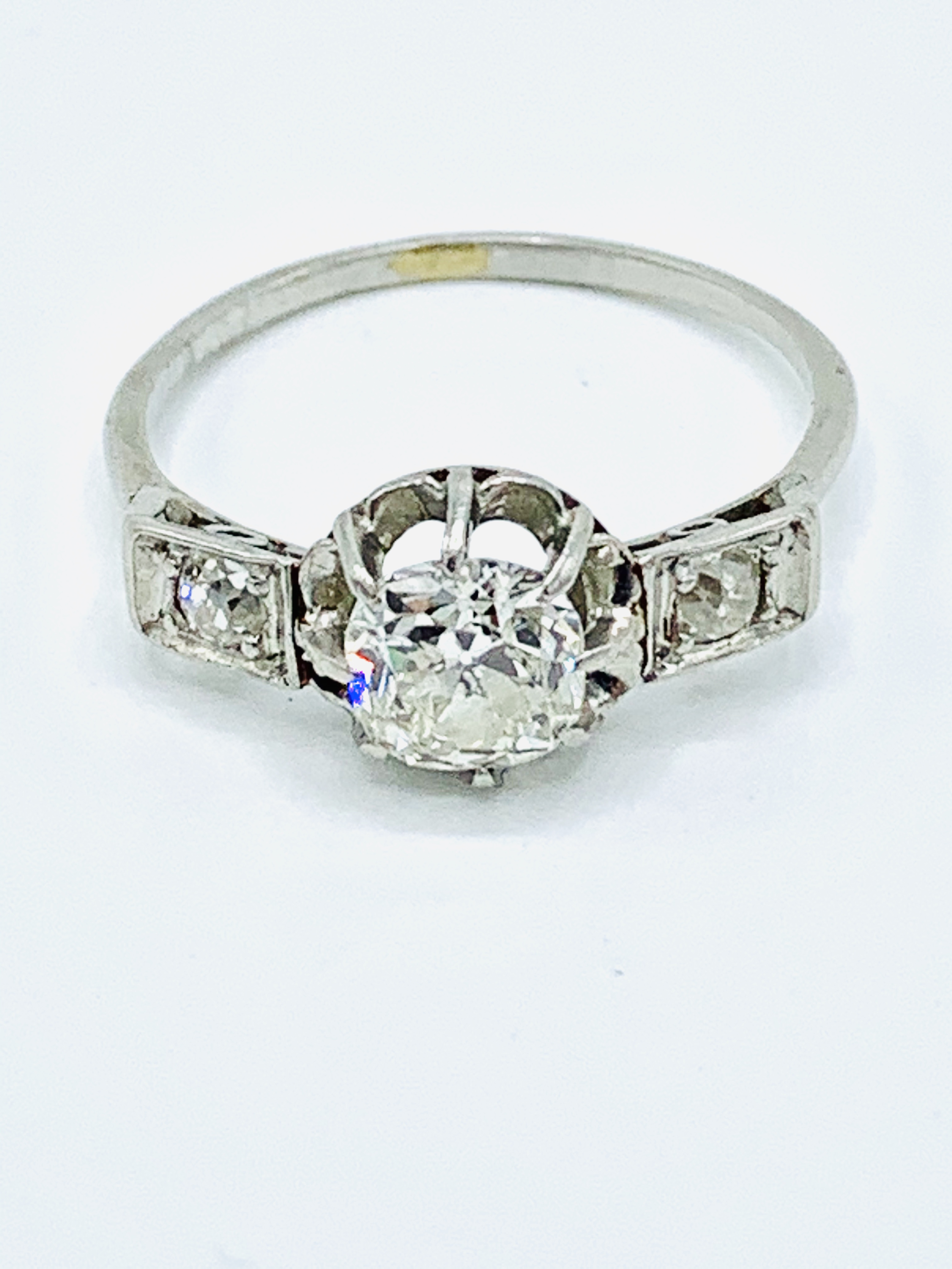 18ct white gold diamond ring with diamonds to shoulders. - Image 3 of 4
