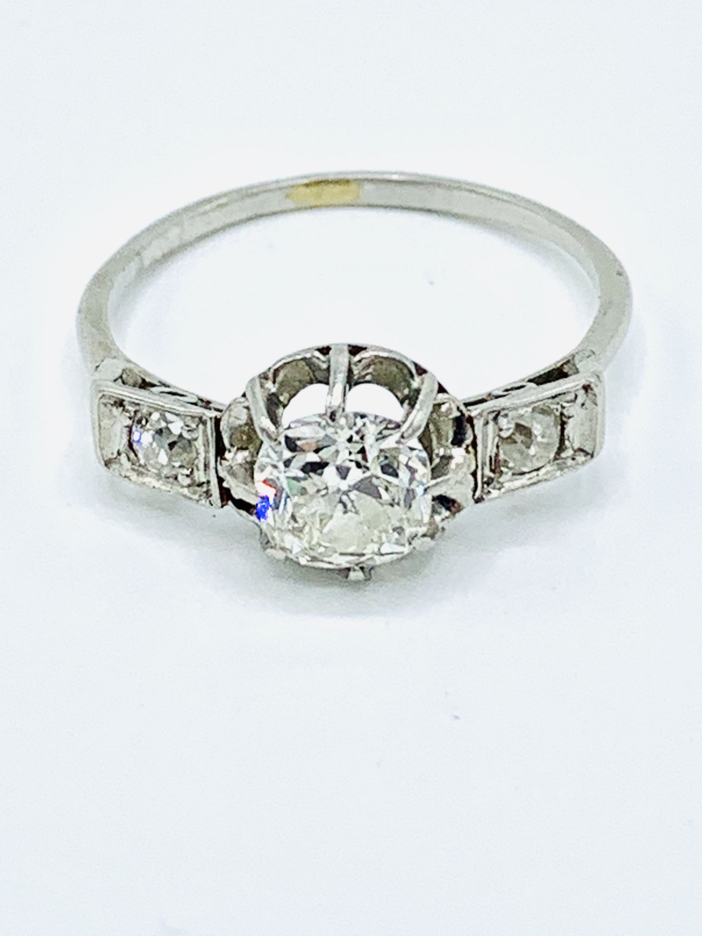 18ct white gold diamond ring with diamonds to shoulders. - Image 3 of 4