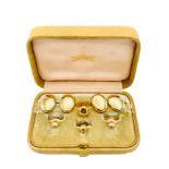 18ct gold Tiffany stud set in box.