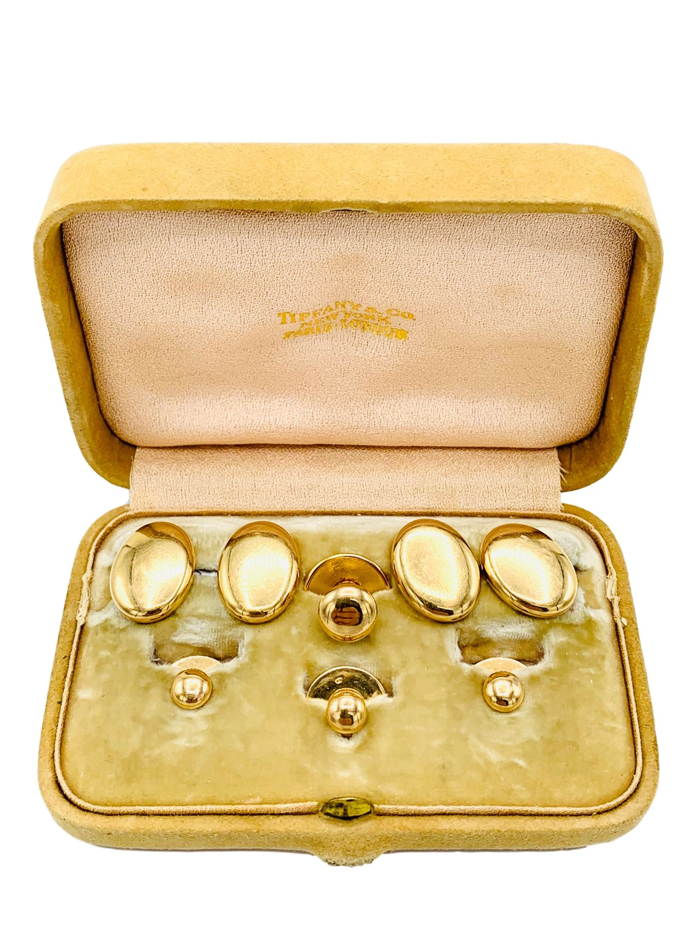 18ct gold Tiffany stud set in box.