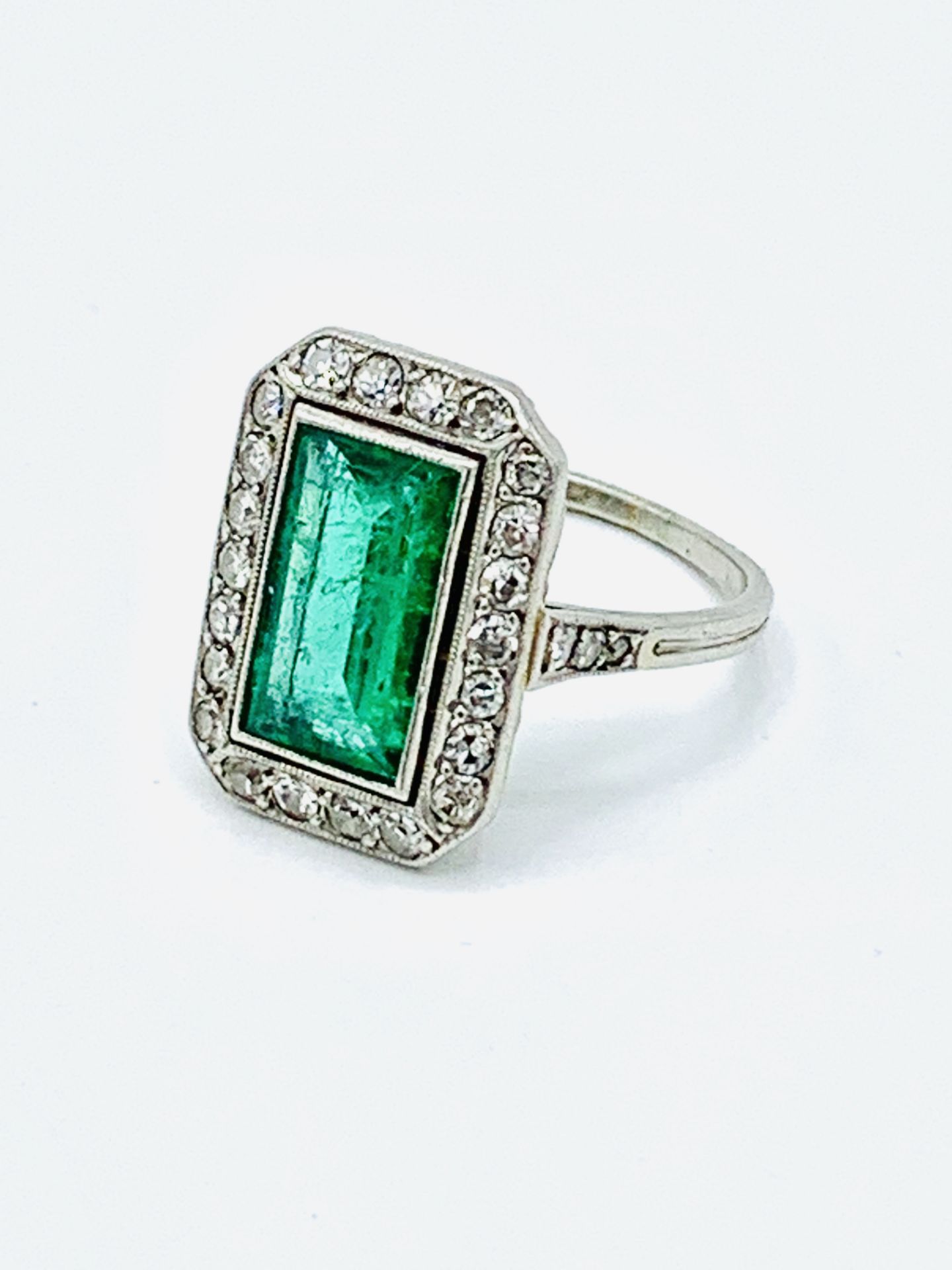 18ct white gold diamond and emerald ring. - Image 3 of 5