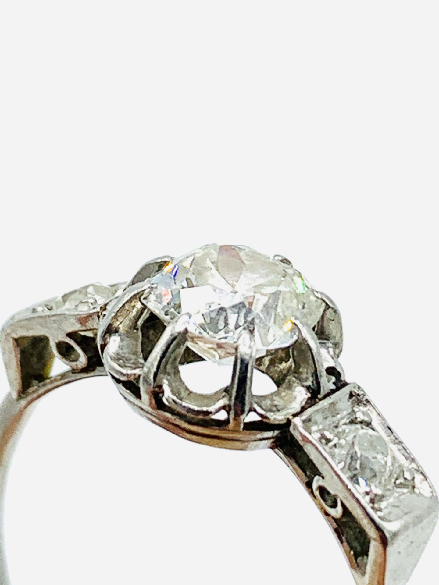 18ct white gold diamond ring with diamonds to shoulders. - Image 2 of 4