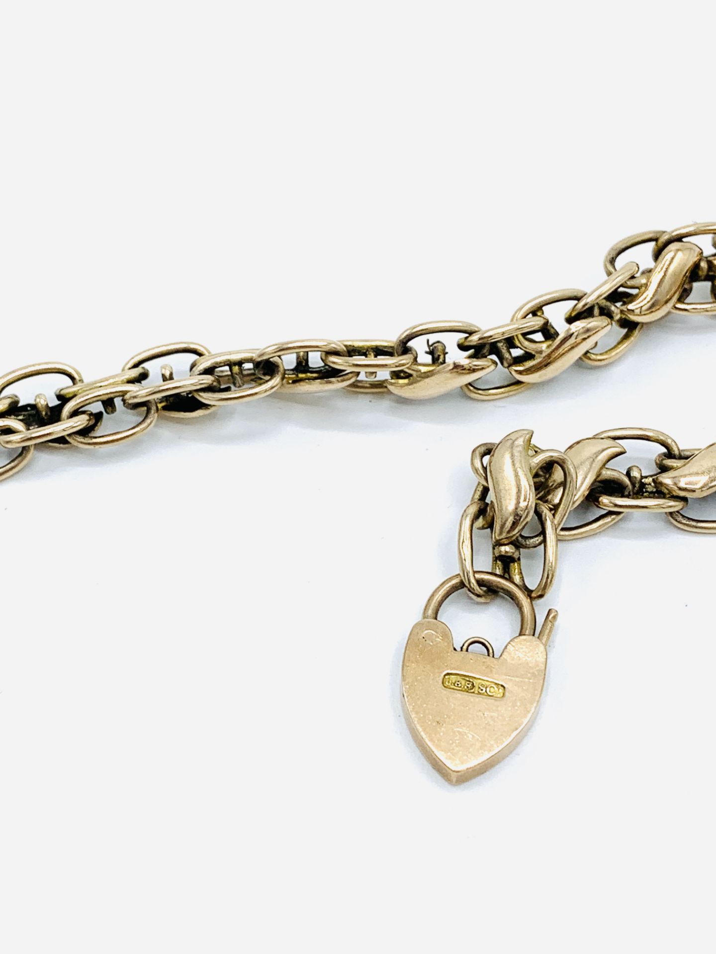 9ct gold link bracelet with padlock, requires repair. - Image 4 of 4