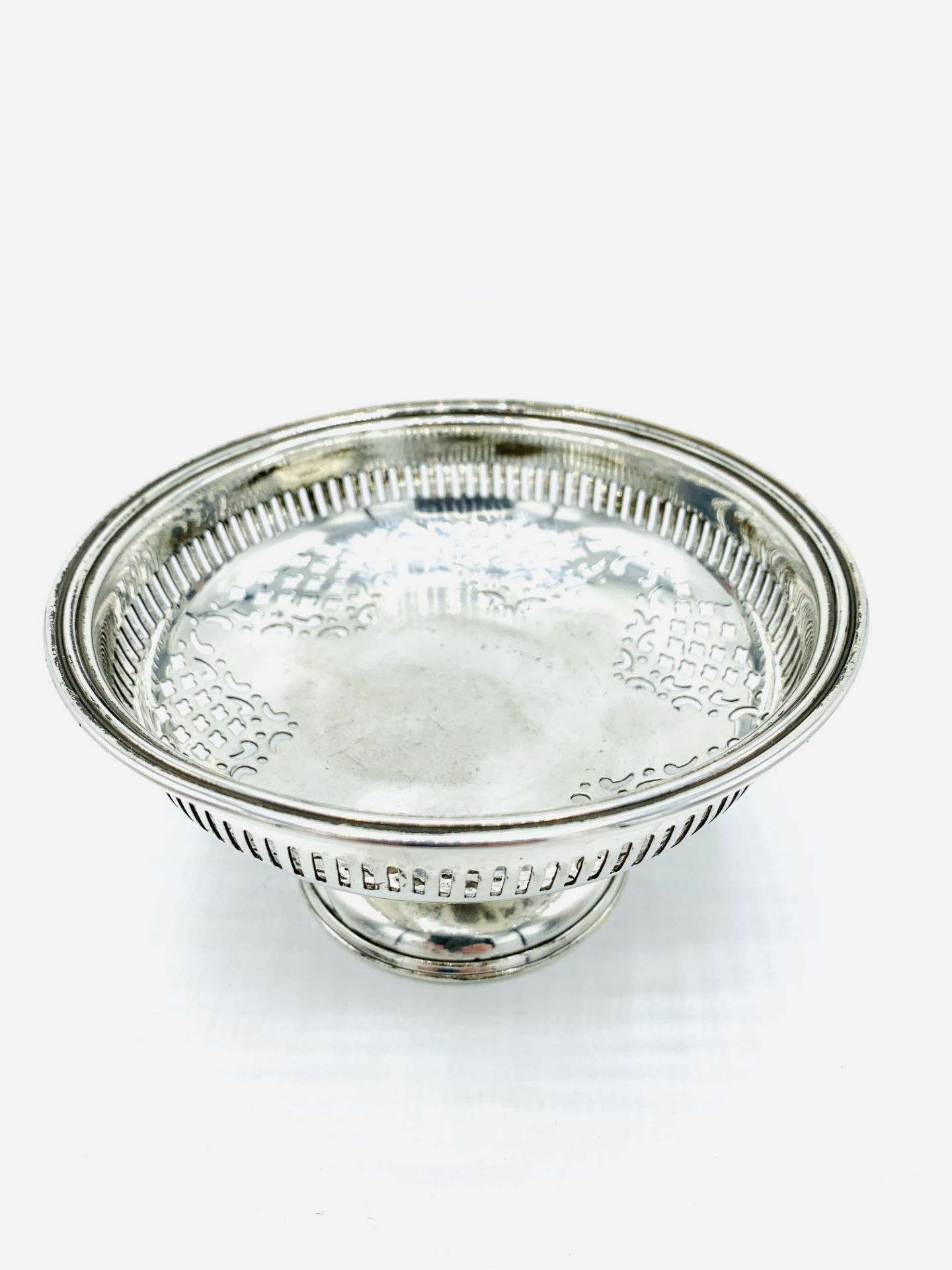 Sterling silver footed dish with pierced decoration to the rim by Emile Viners. - Image 2 of 3