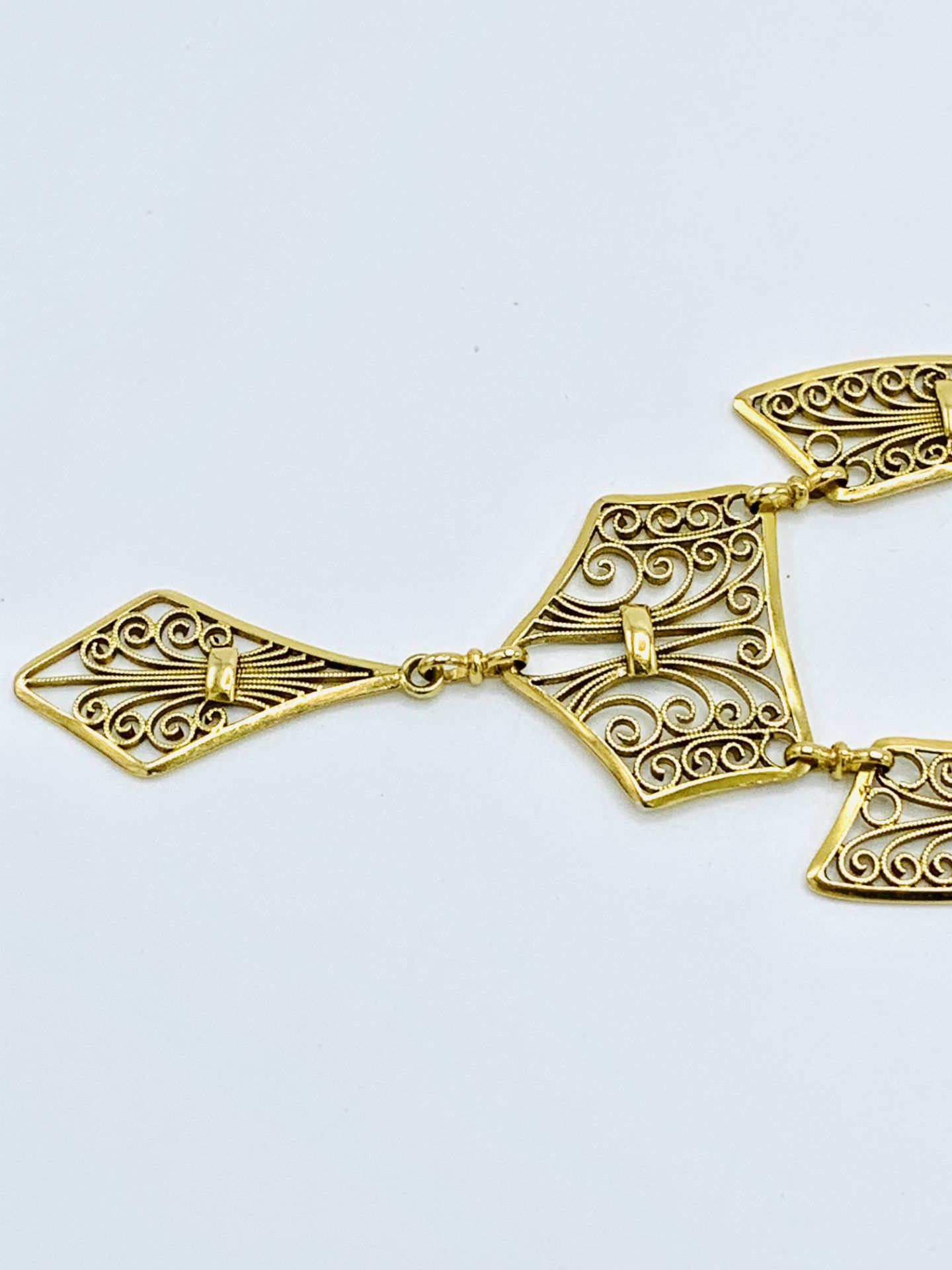 Gold filigree necklace. - Image 3 of 5