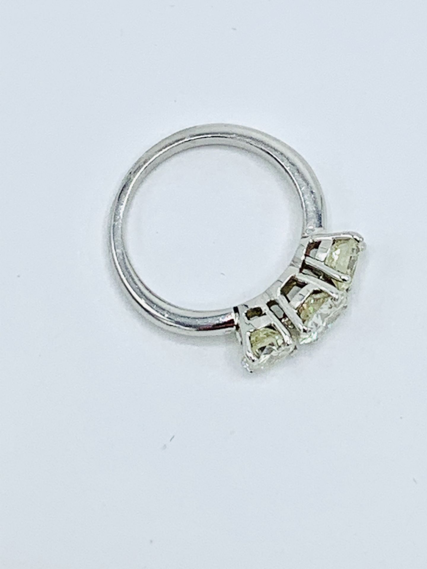 18ct white gold three diamond ring. - Image 4 of 7