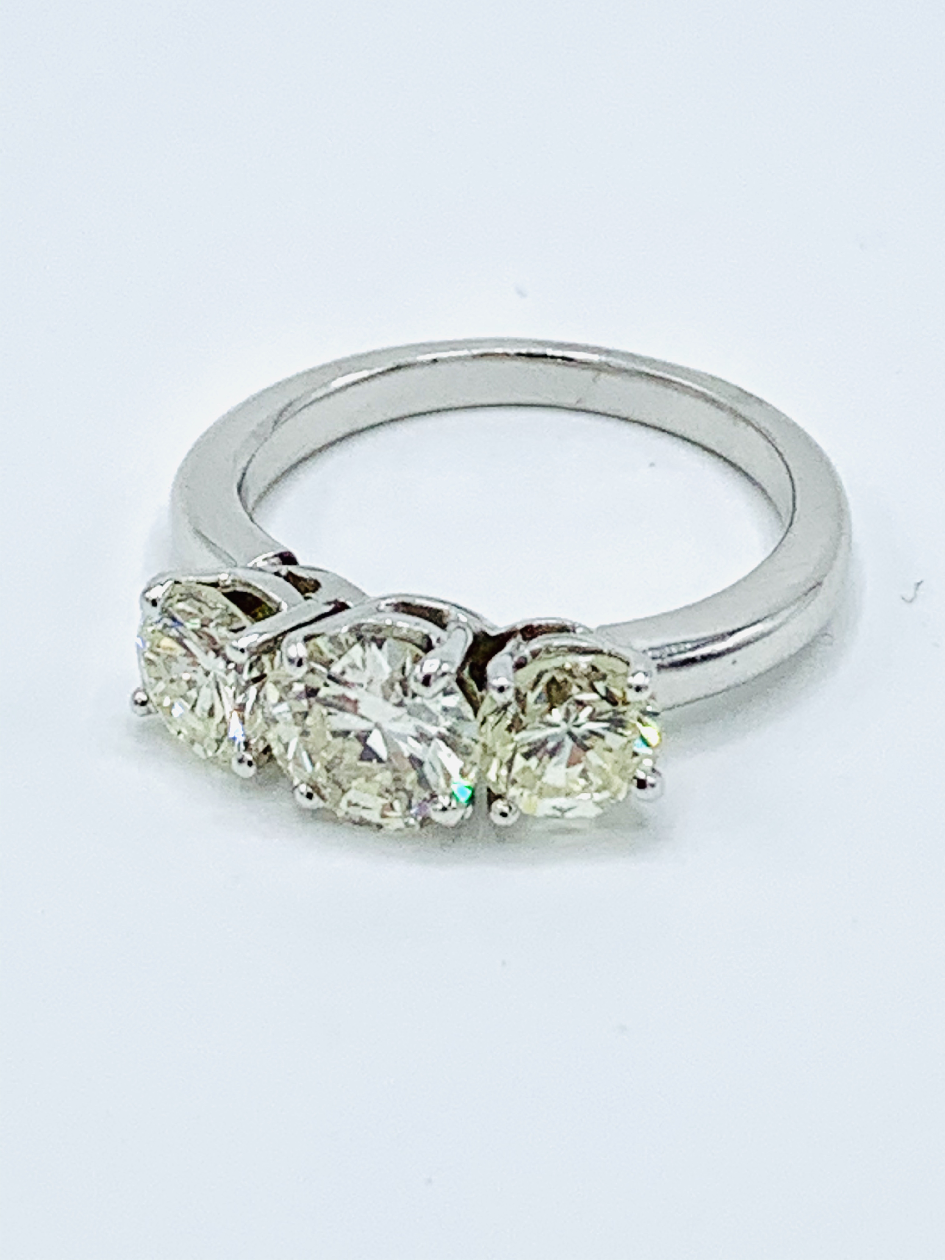 18ct white gold three diamond ring. - Image 3 of 7