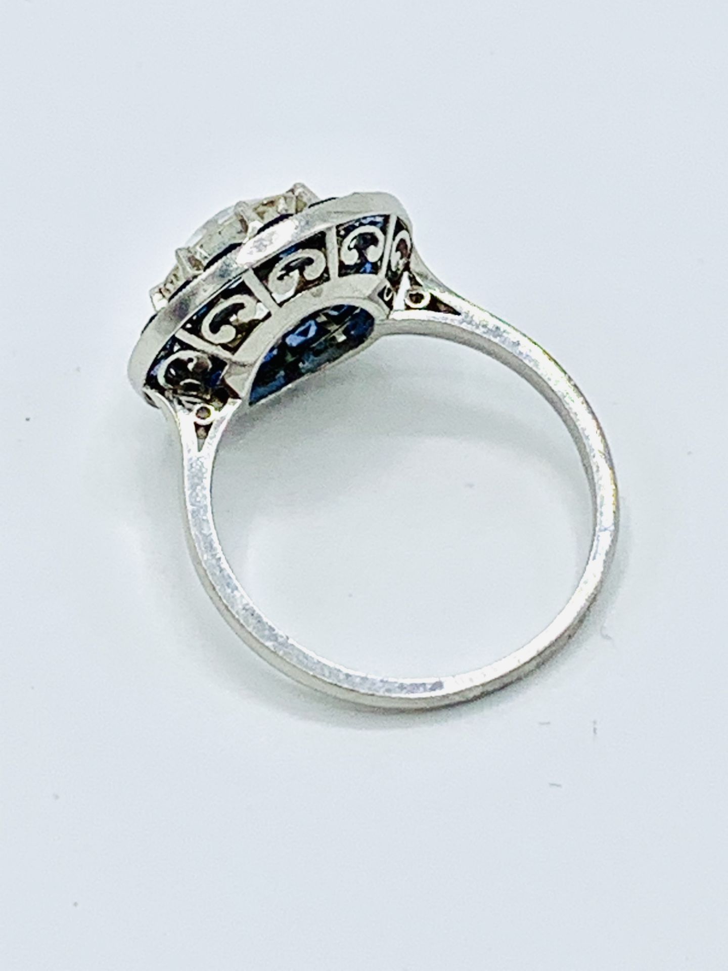 18ct white gold diamond and sapphire target ring. - Image 4 of 7