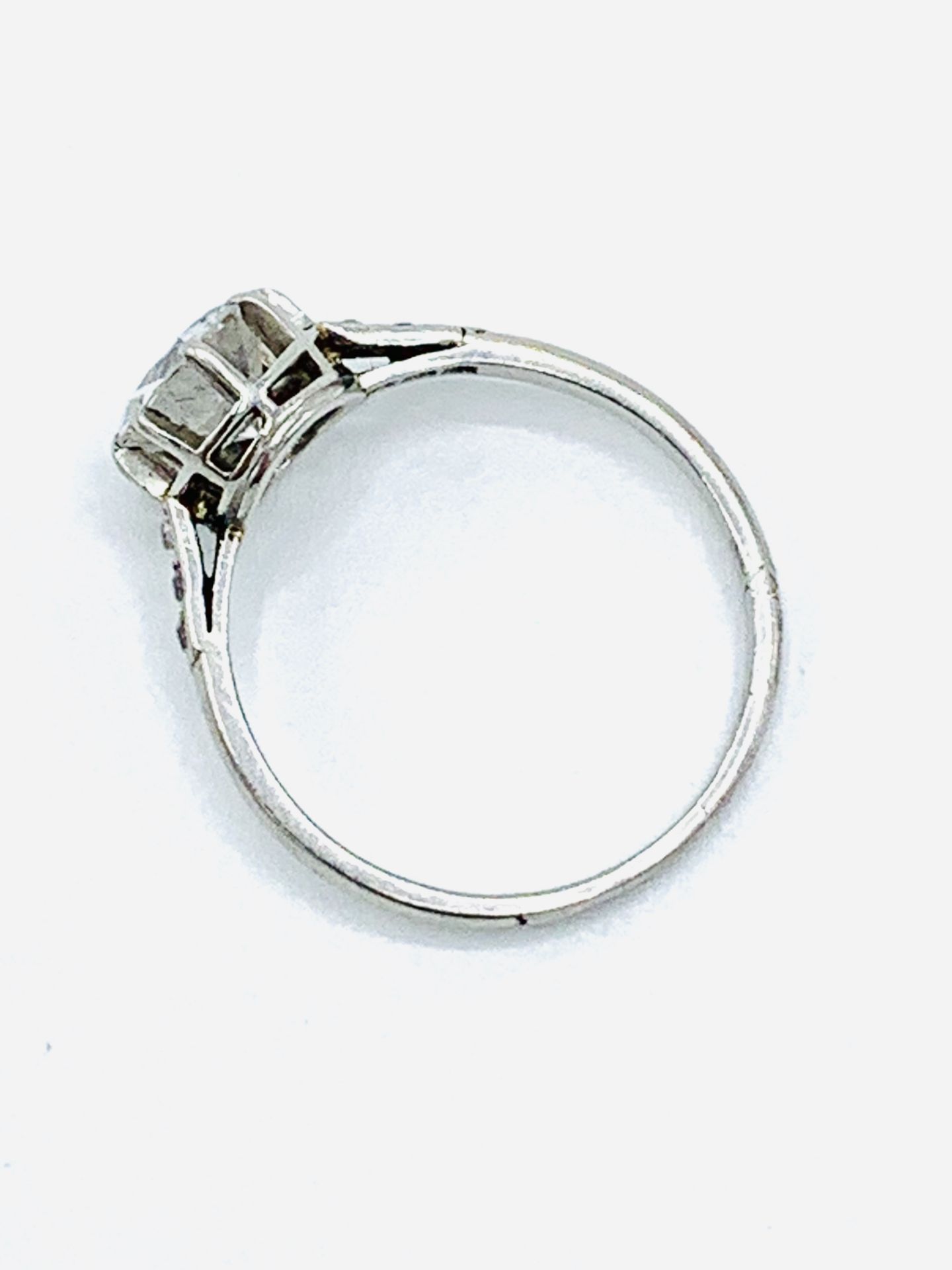 18ct white gold diamond solitaire ring with diamonds to shoulder. - Image 4 of 8