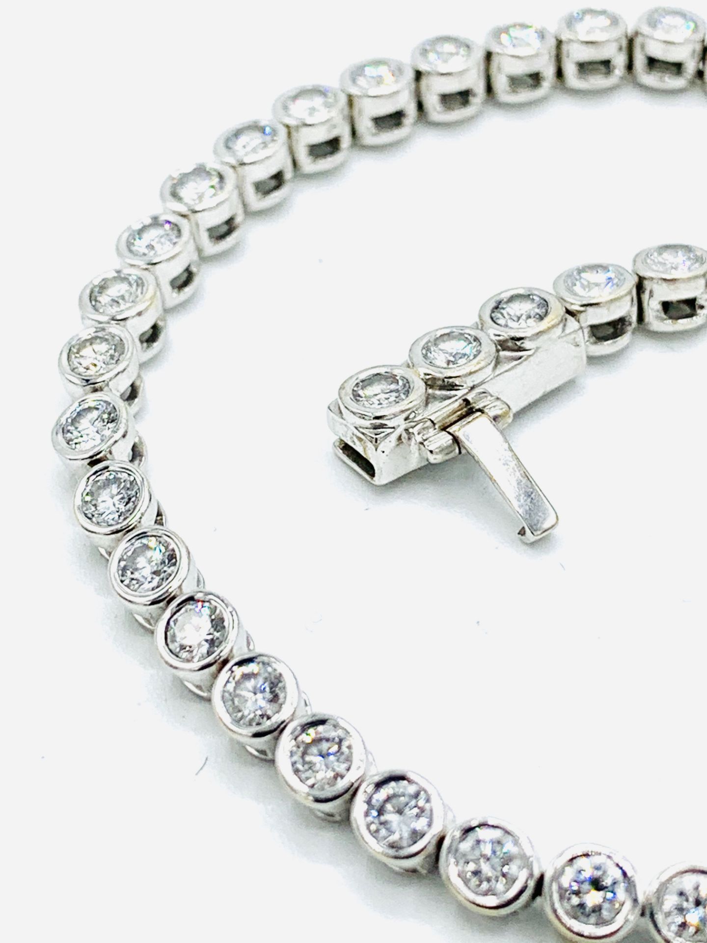 18ct white gold and diamond tennis bracelet. - Image 6 of 7