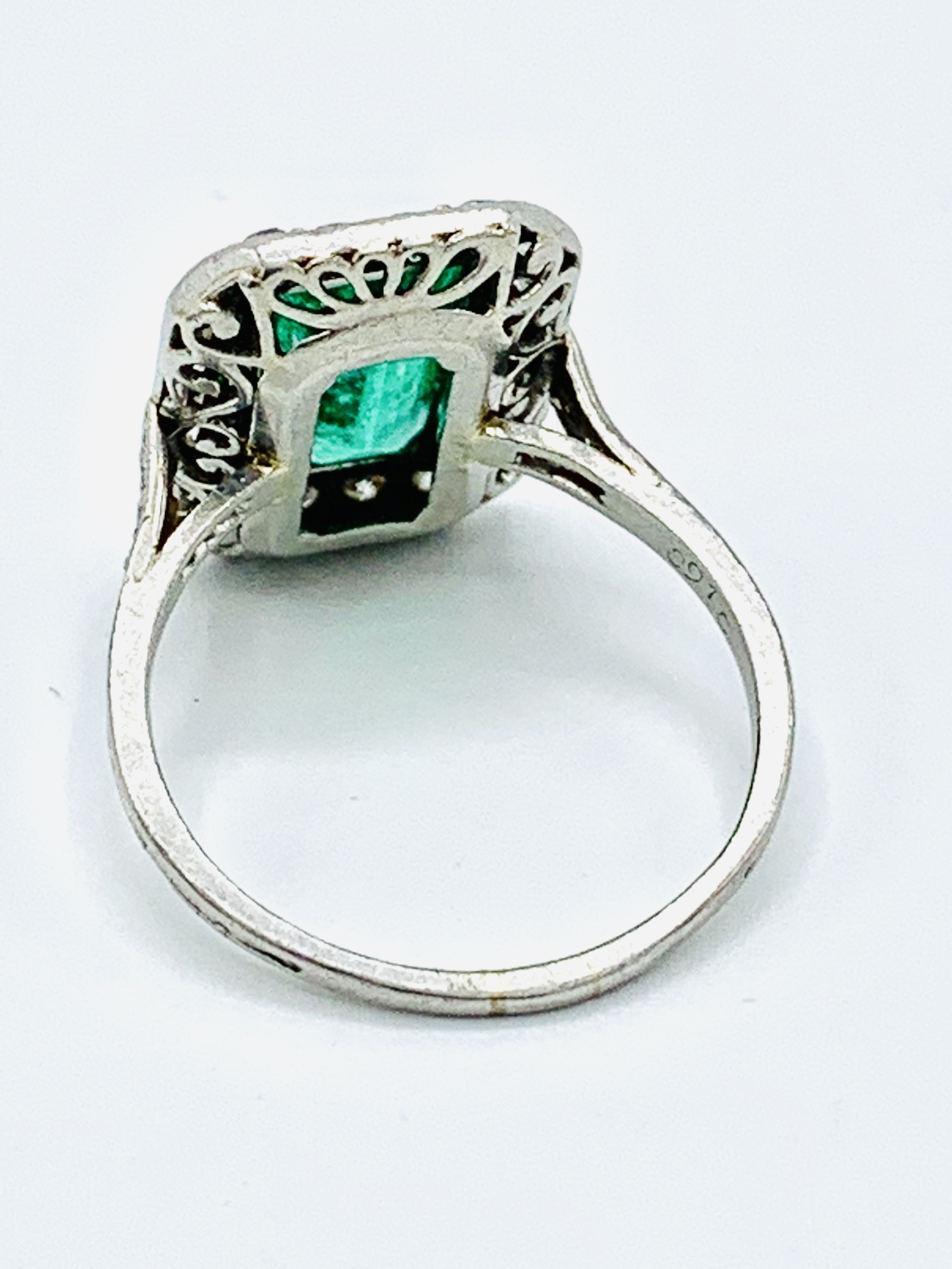 18ct white gold diamond and emerald ring. - Image 5 of 5