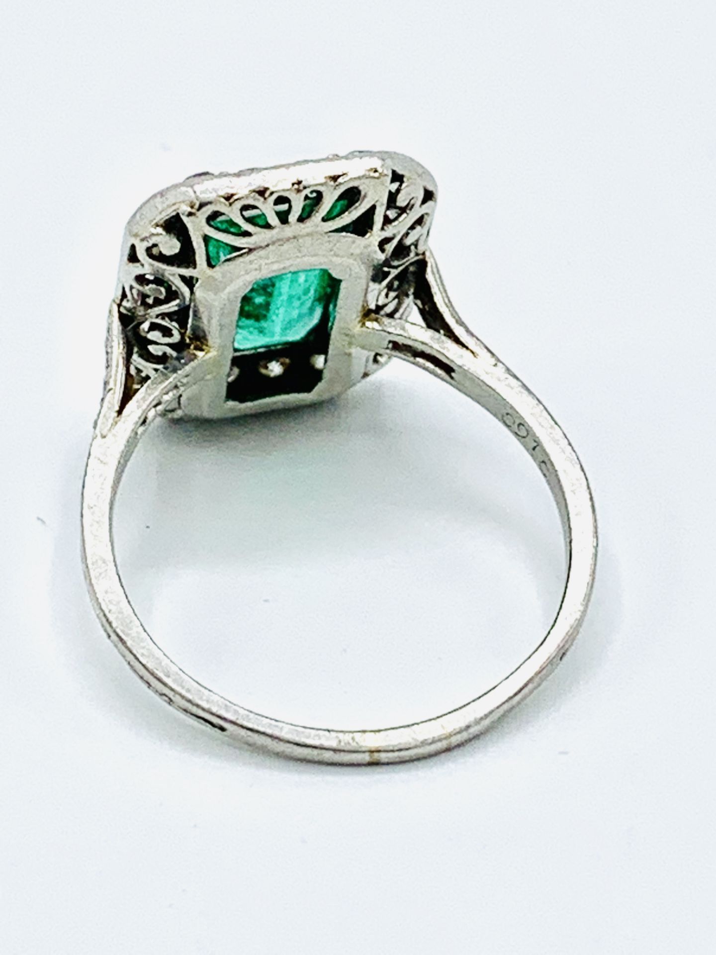 18ct white gold diamond and emerald ring. - Image 5 of 5