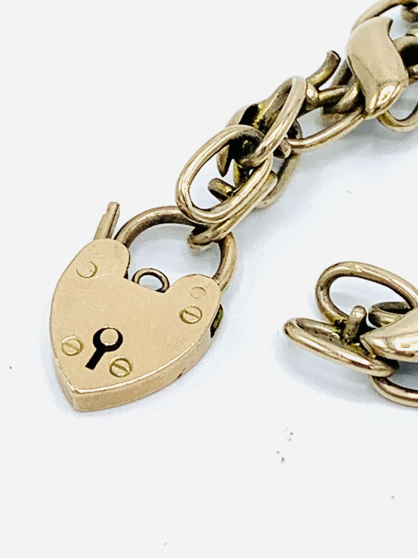 9ct gold link bracelet with padlock, requires repair. - Image 3 of 4