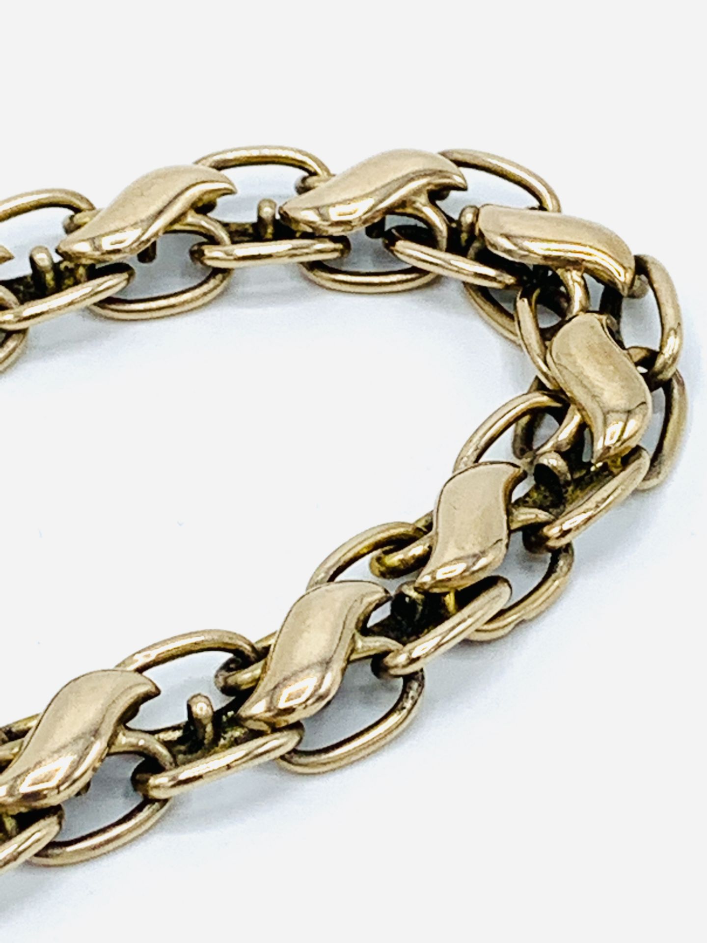 9ct gold link bracelet with padlock, requires repair. - Image 2 of 4