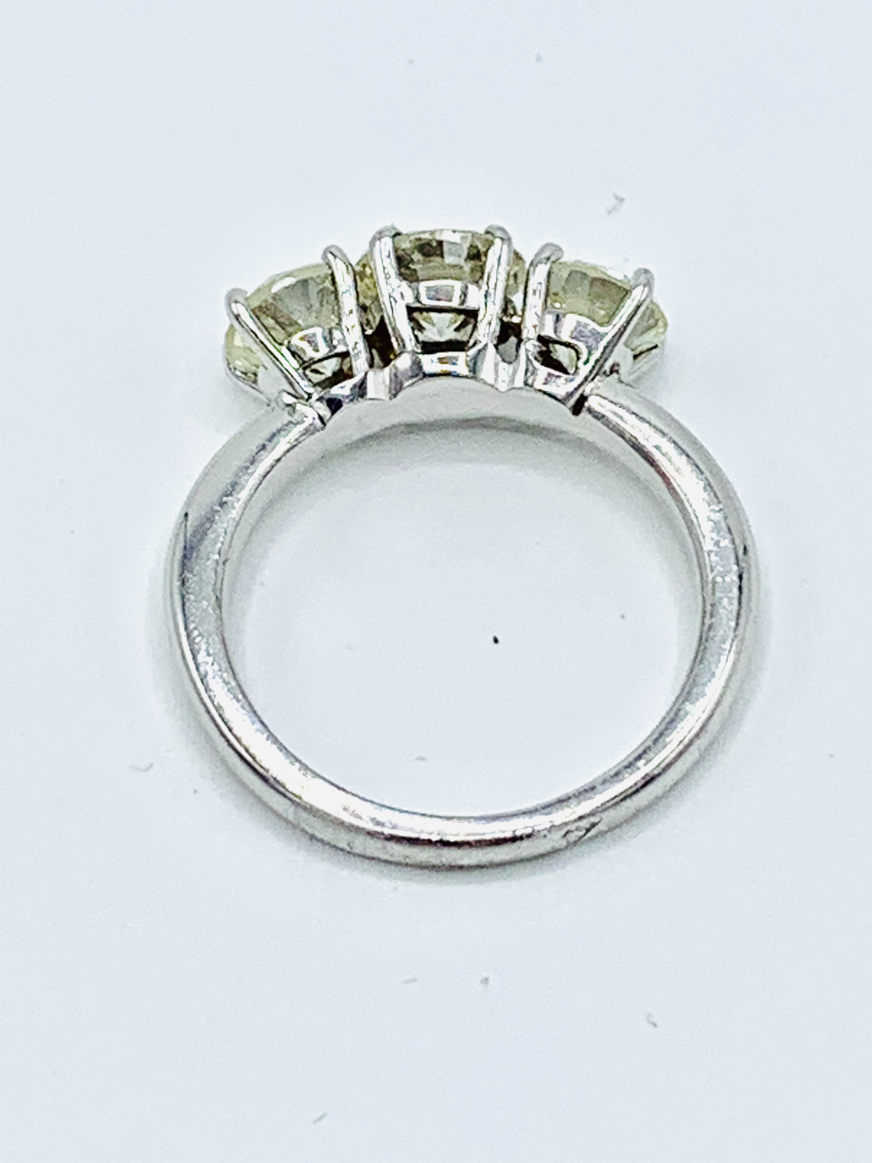 18ct white gold three diamond ring. - Image 6 of 7