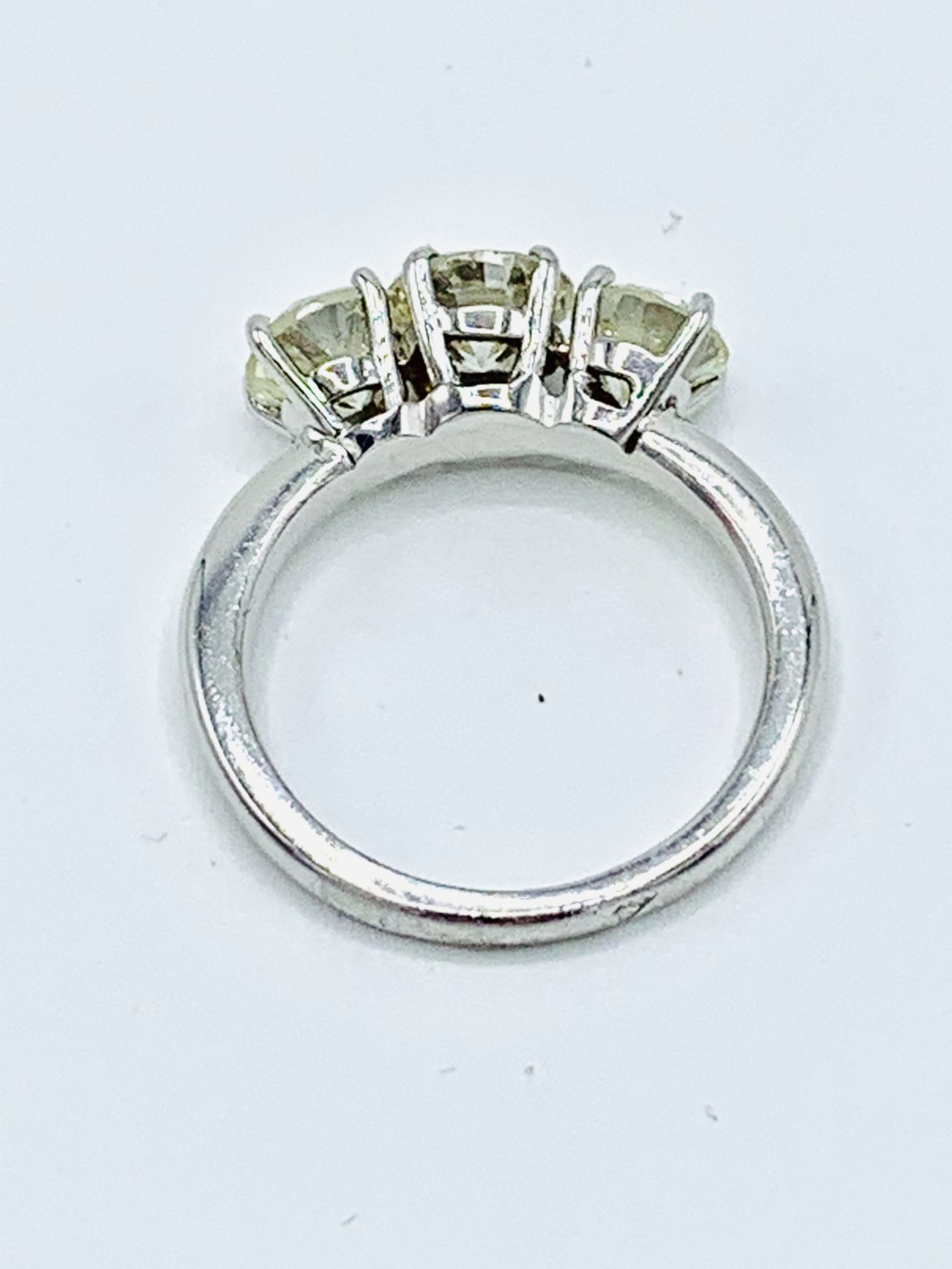 18ct white gold three diamond ring. - Image 6 of 7