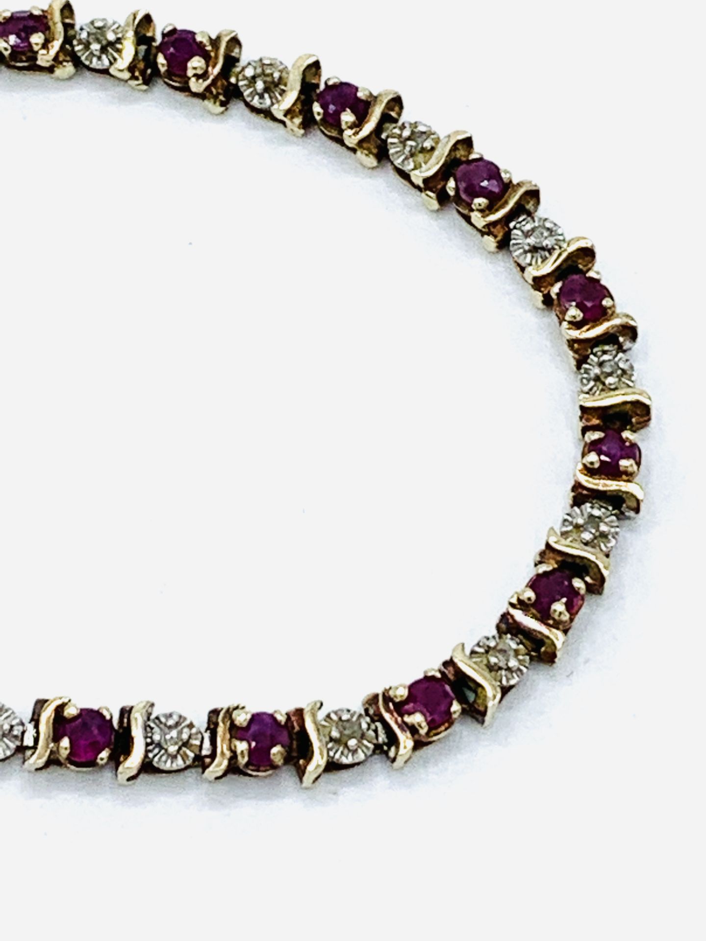 9ct gold tennis bracelet with diamonds and rubies. - Image 3 of 4