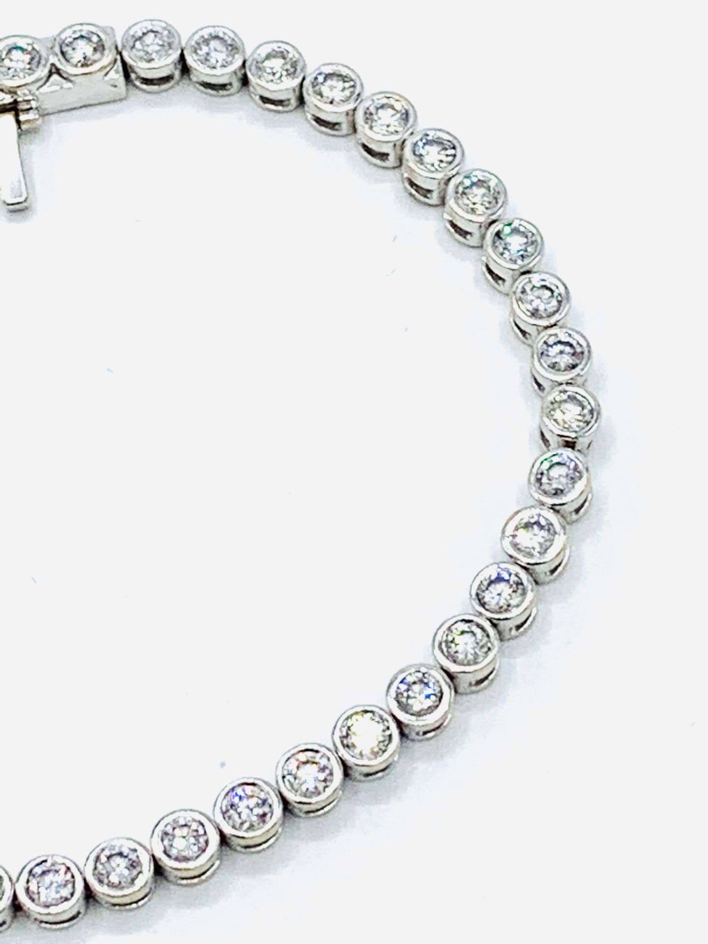 18ct white gold and diamond tennis bracelet. - Image 5 of 7