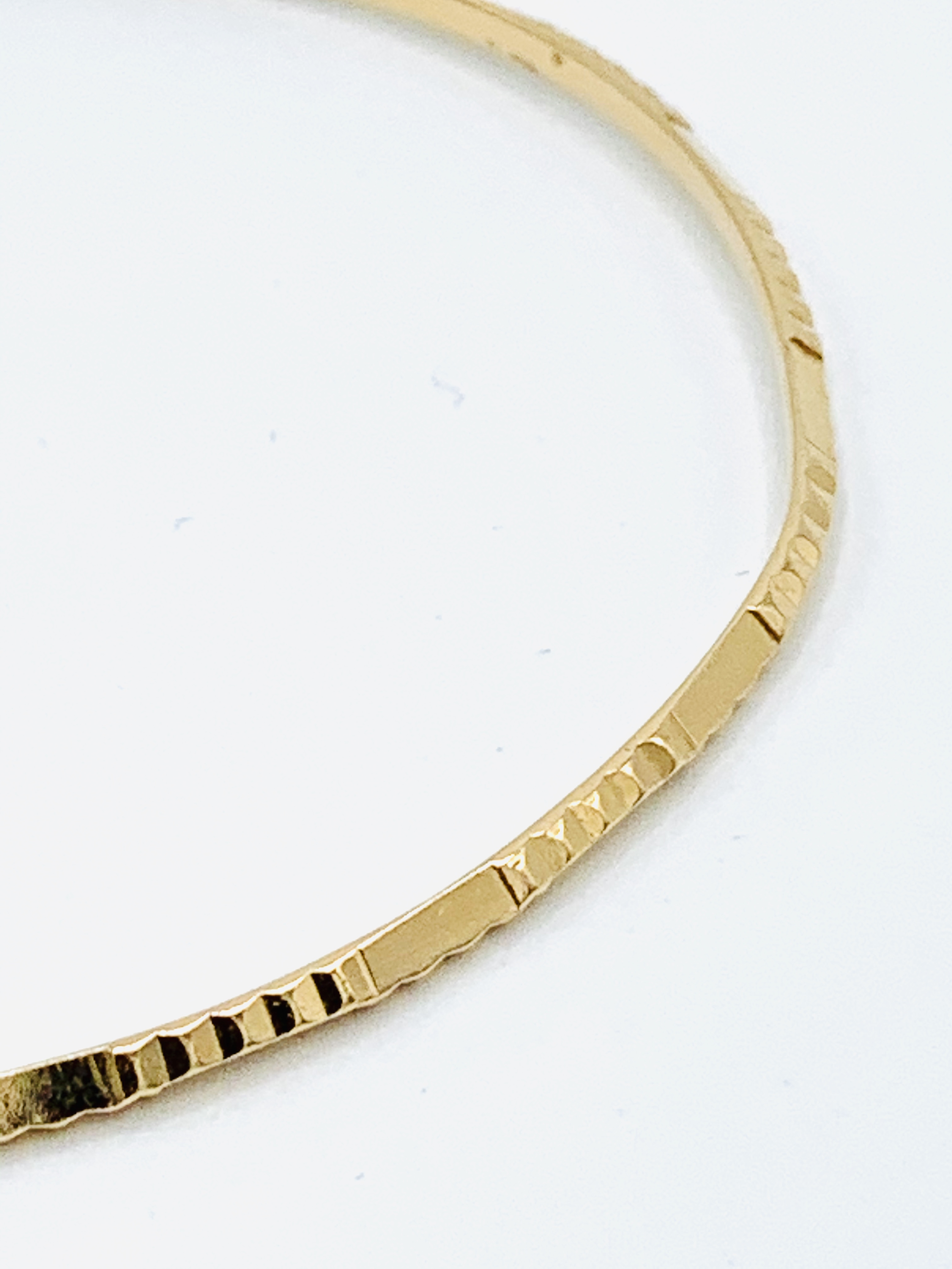 18ct gold bangle. - Image 2 of 4