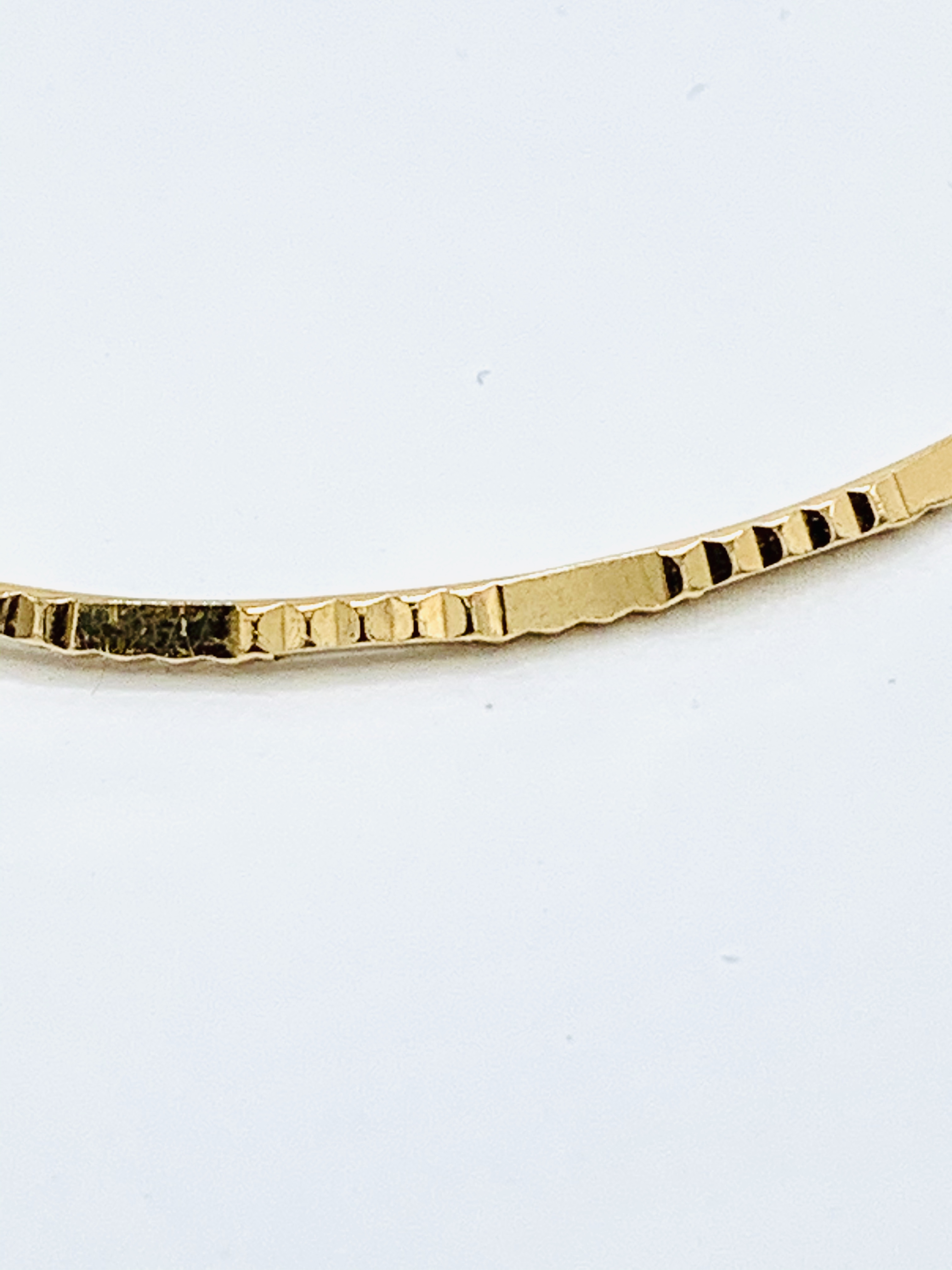 18ct gold bangle. - Image 4 of 4