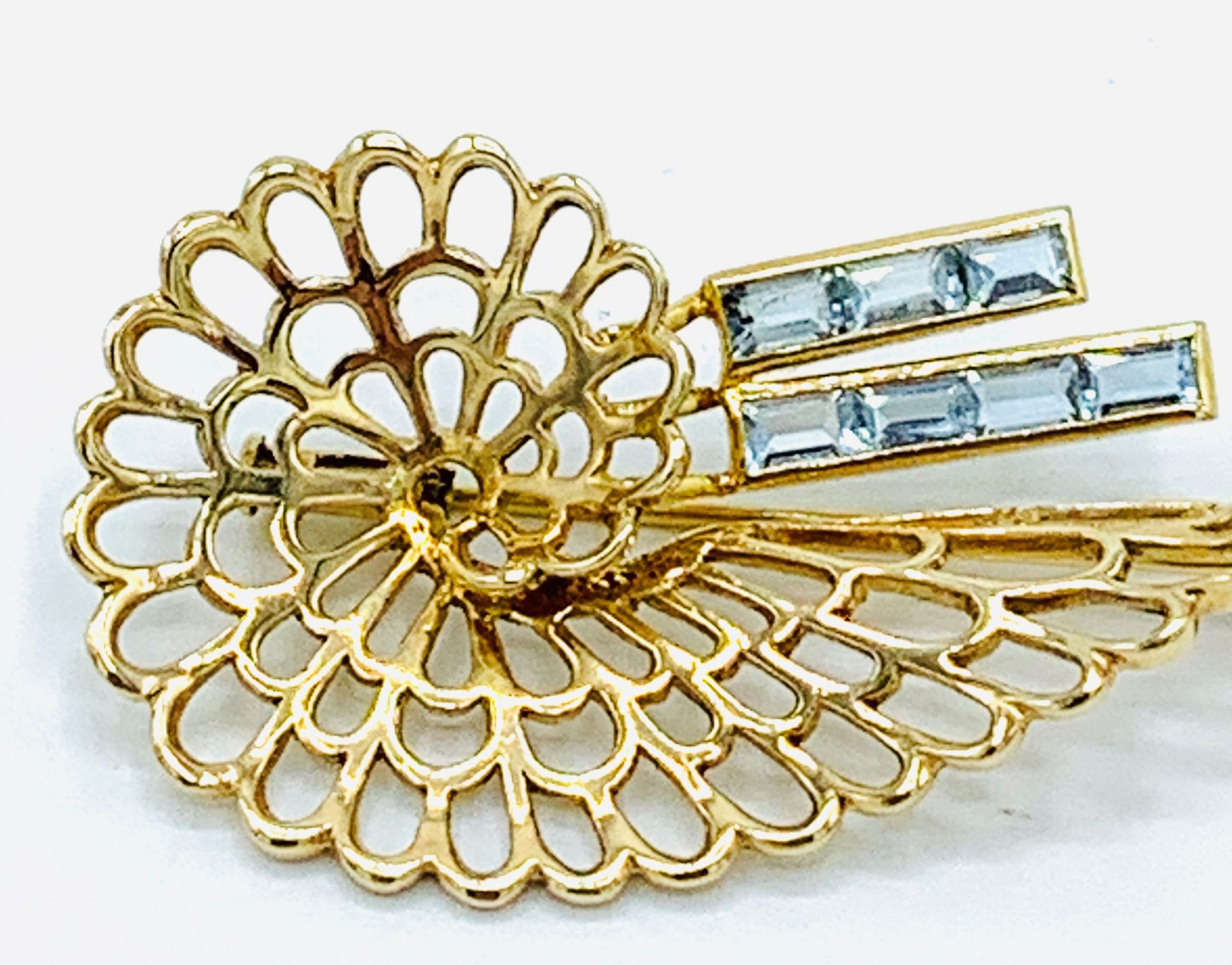 585 gold filigree brooch set with 7 aquamarines.