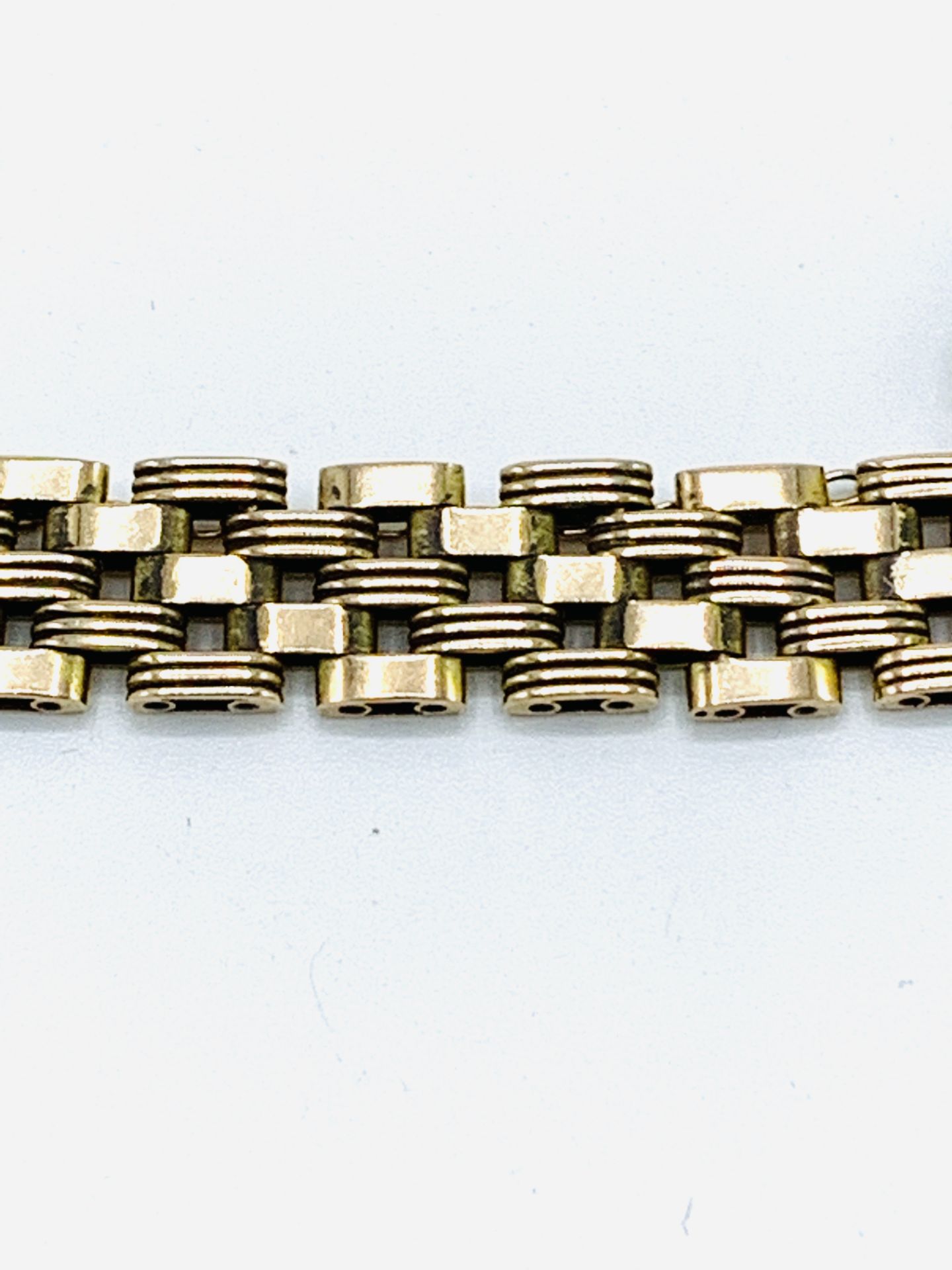 15ct gold gate bracelet. - Image 3 of 3