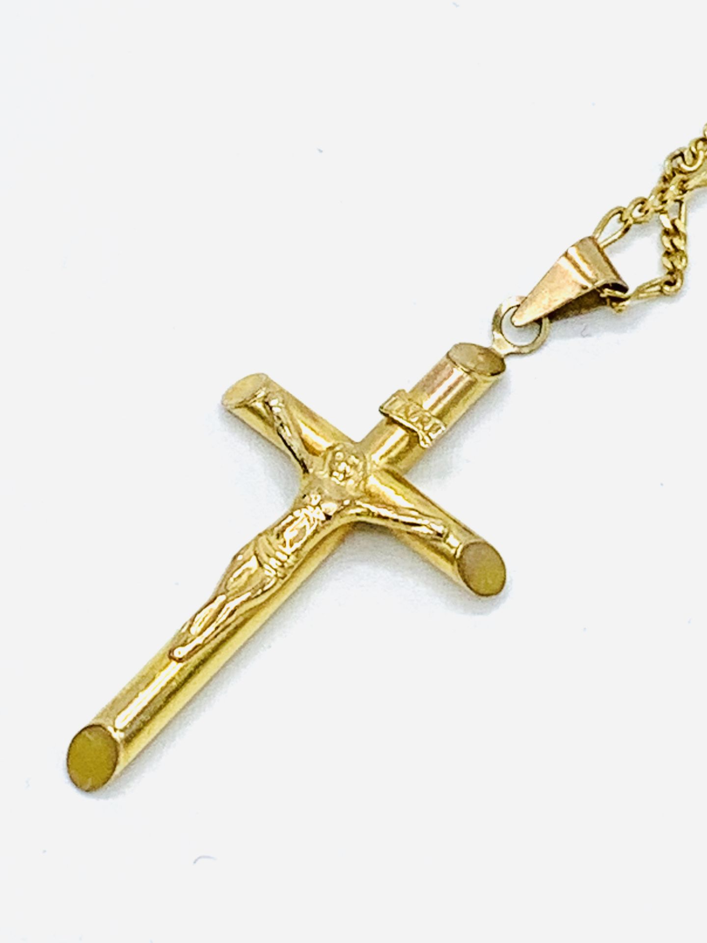 750 gold chain; 9ct gold chain with 9ct gold cross, 9ct gold crucifix.