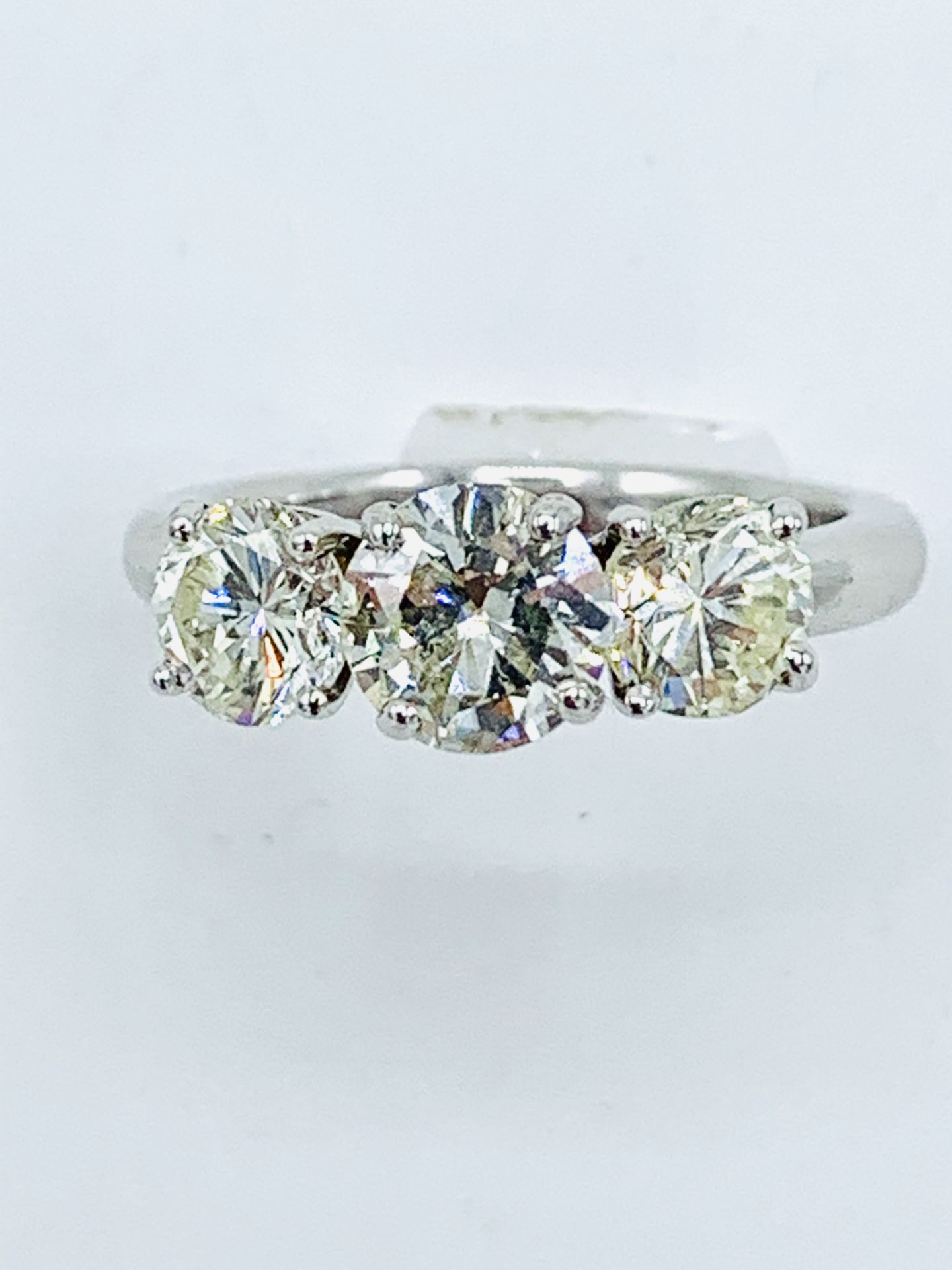 18ct white gold three diamond ring. - Image 7 of 7