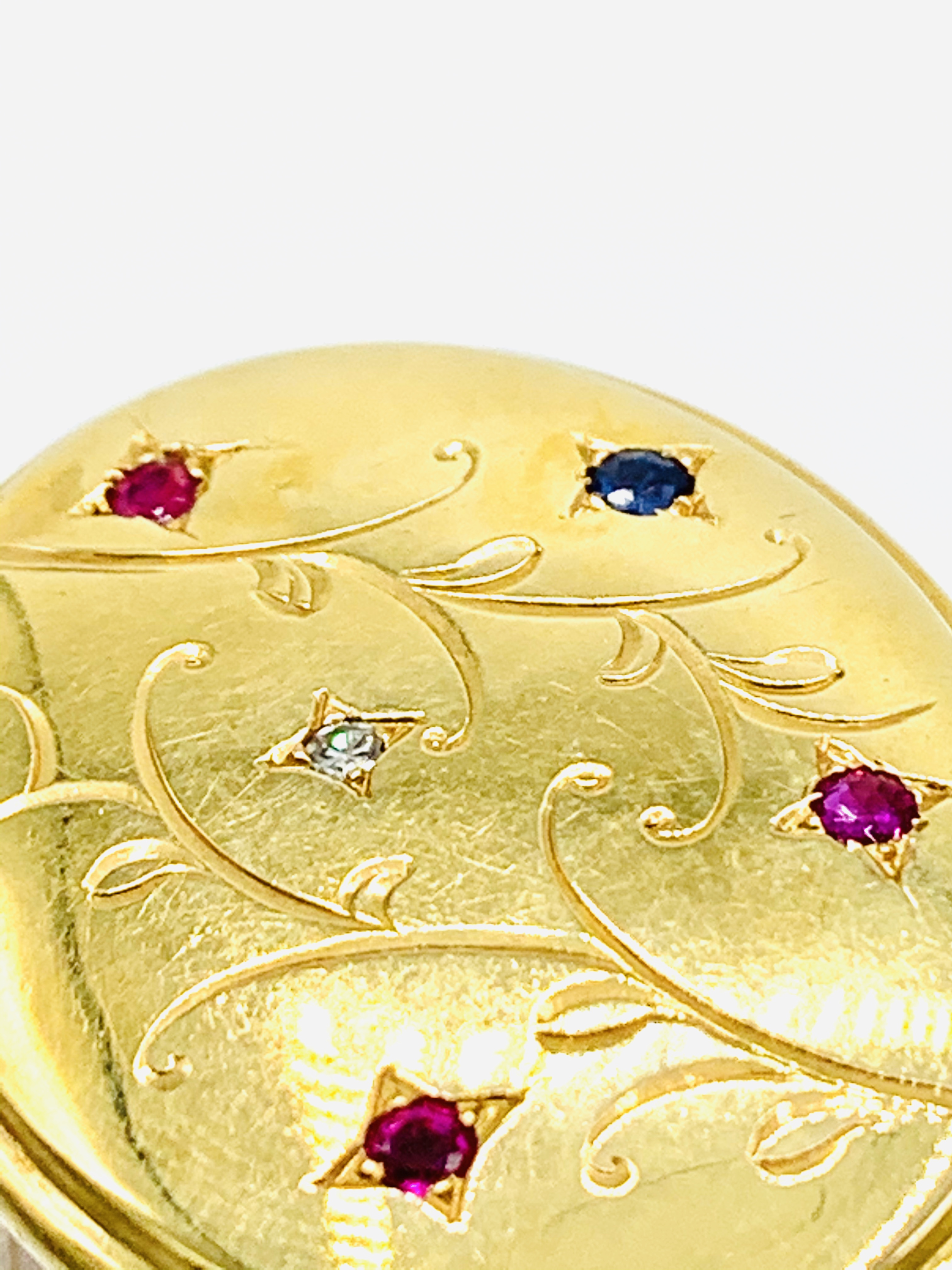 18k gold oval brooch decorated with red, blue and white stones. - Image 4 of 5