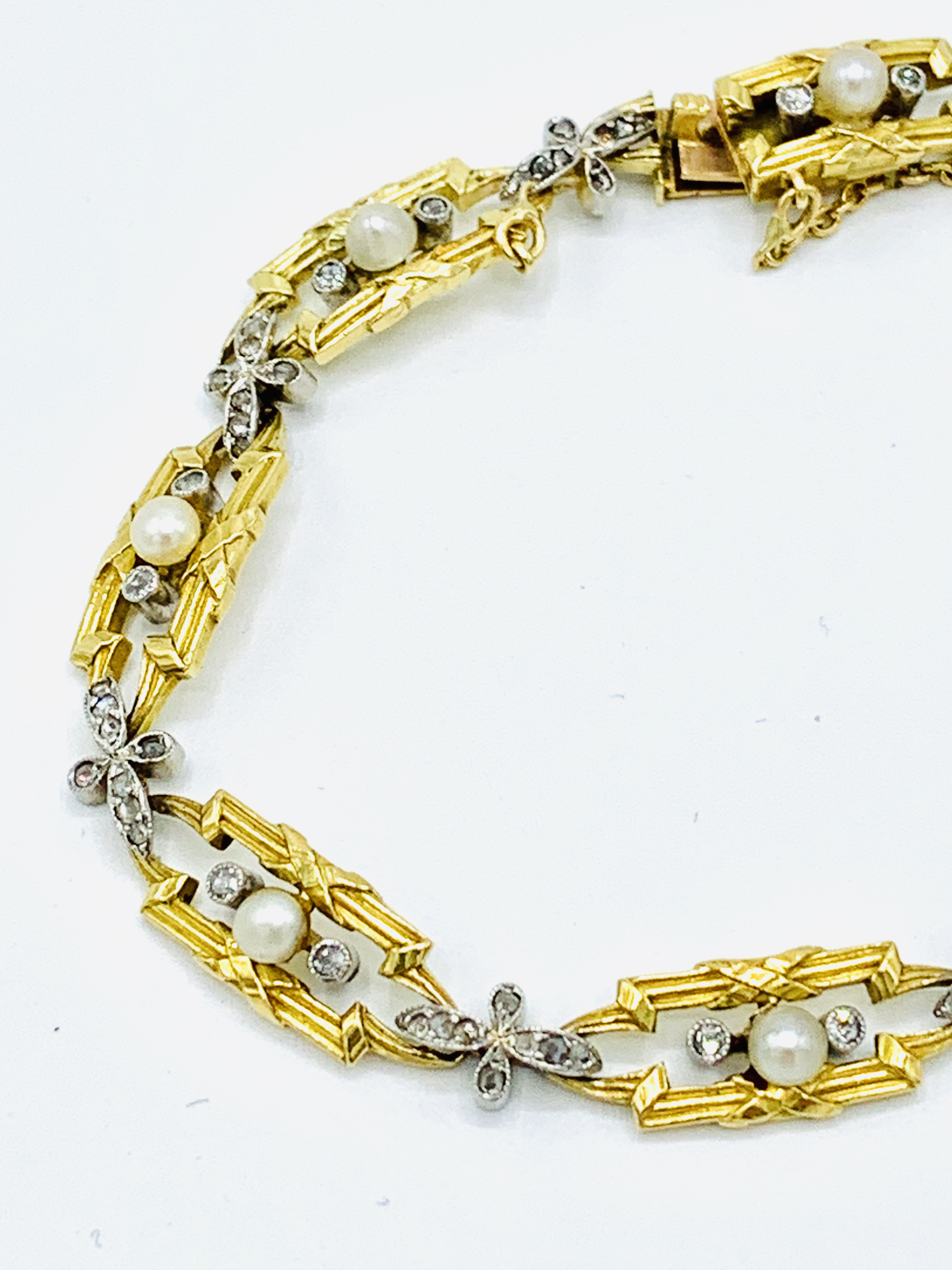 18ct gold pearl and diamond bracelet. - Image 4 of 6