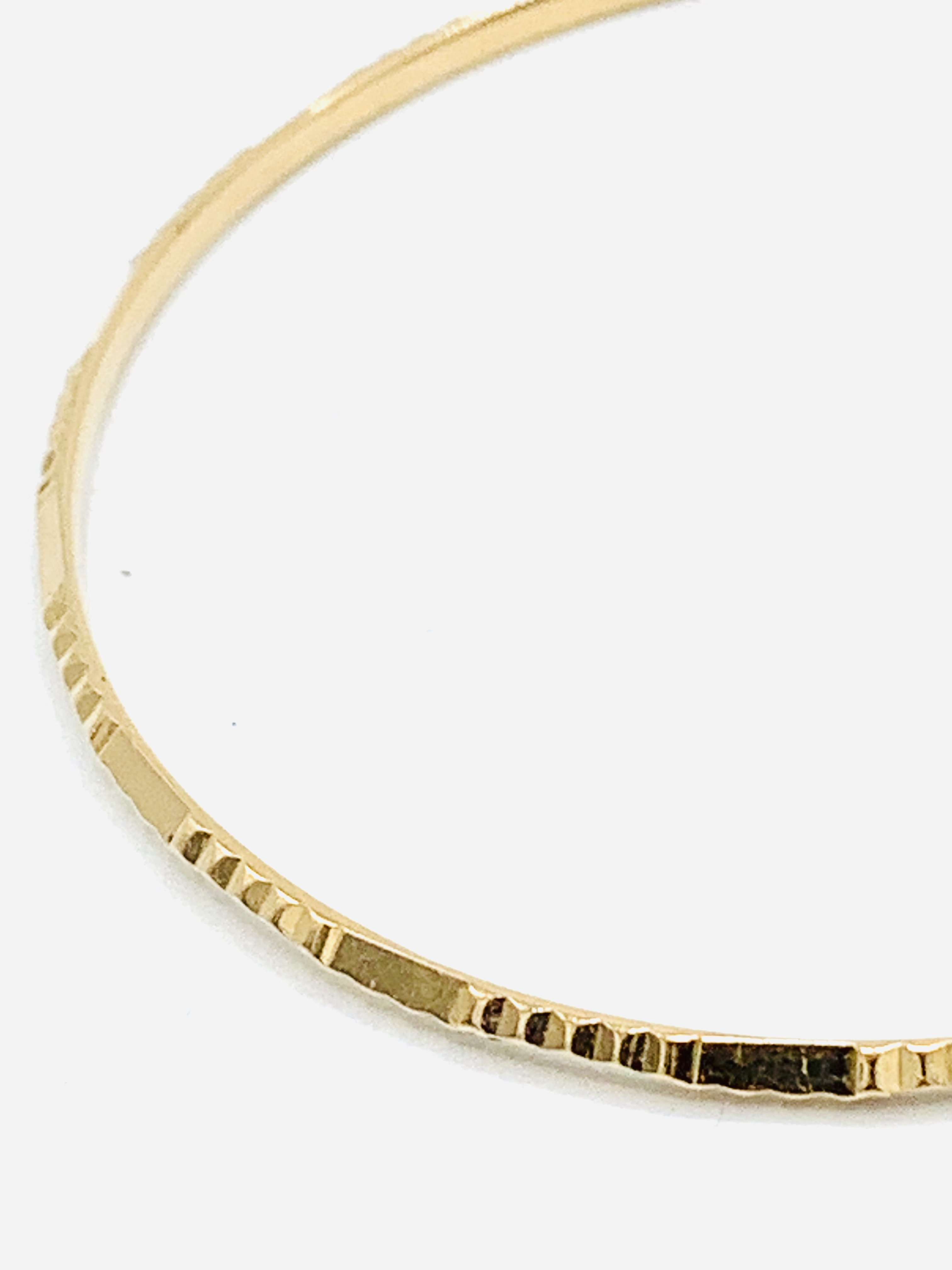 18ct gold bangle. - Image 3 of 4