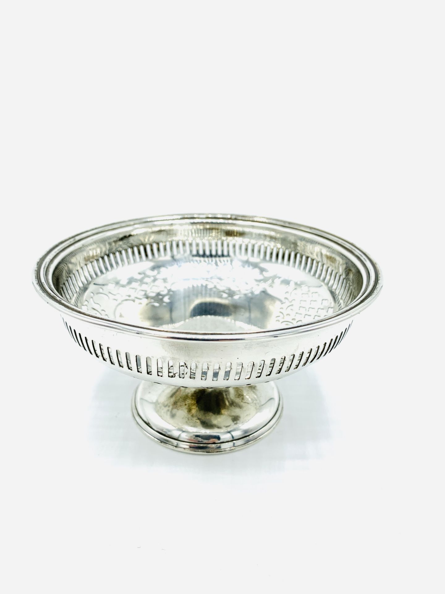 Sterling silver footed dish with pierced decoration to the rim by Emile Viners.