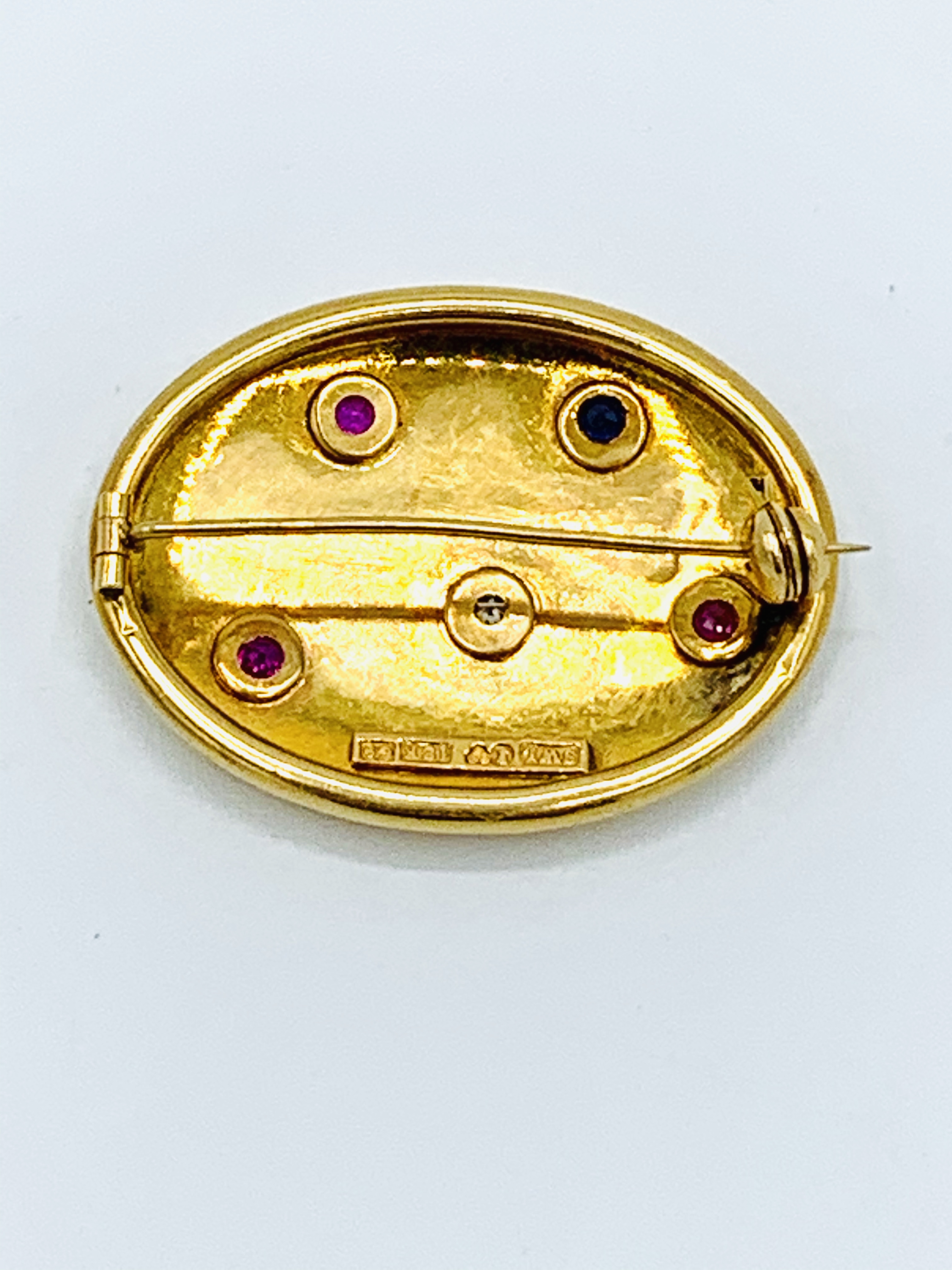 18k gold oval brooch decorated with red, blue and white stones. - Image 3 of 5
