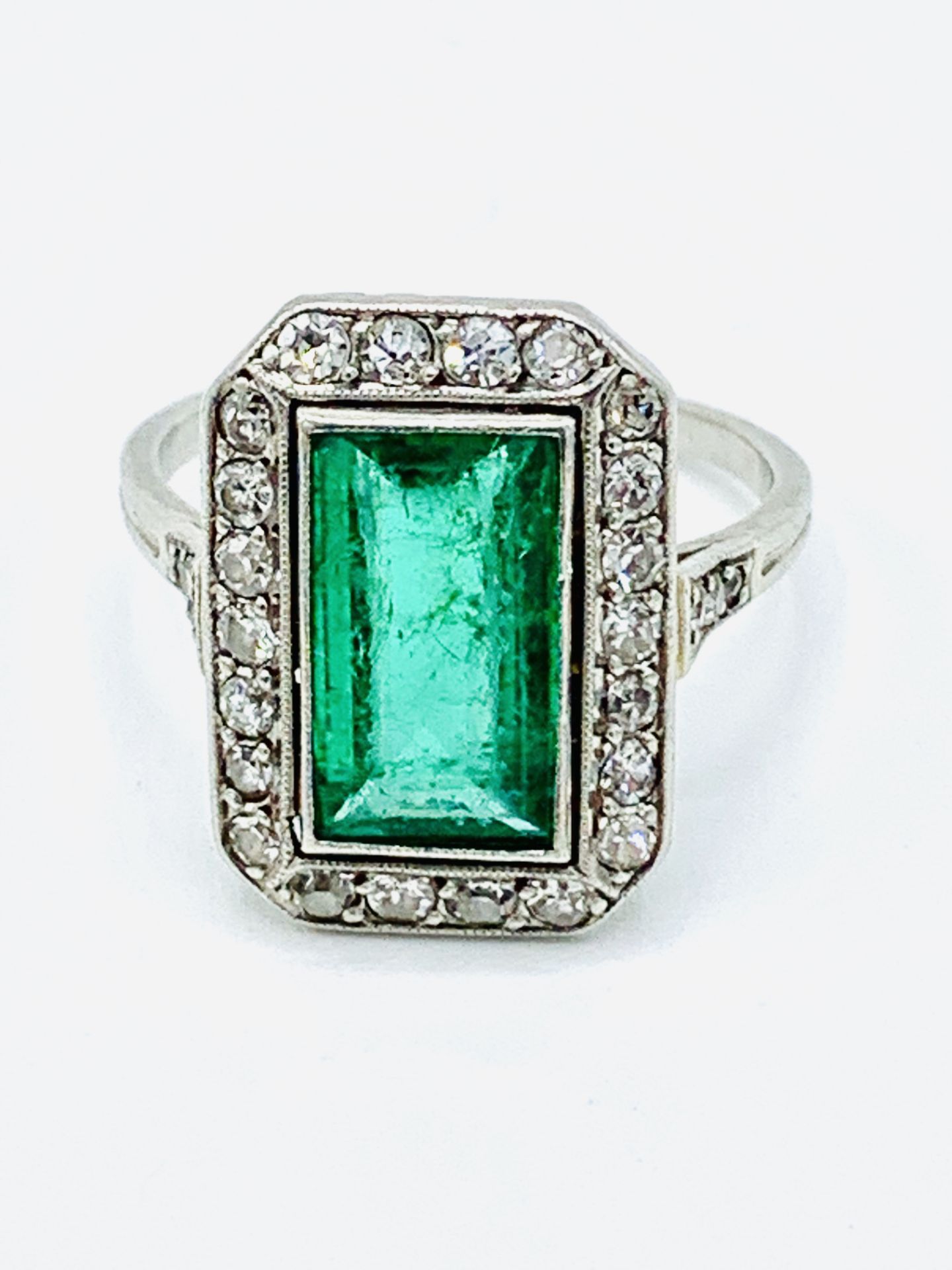 18ct white gold diamond and emerald ring. - Image 4 of 5