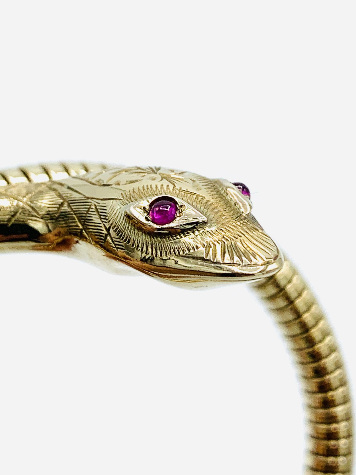 9ct gold snake bracelet with red stone eyes. - Image 2 of 3