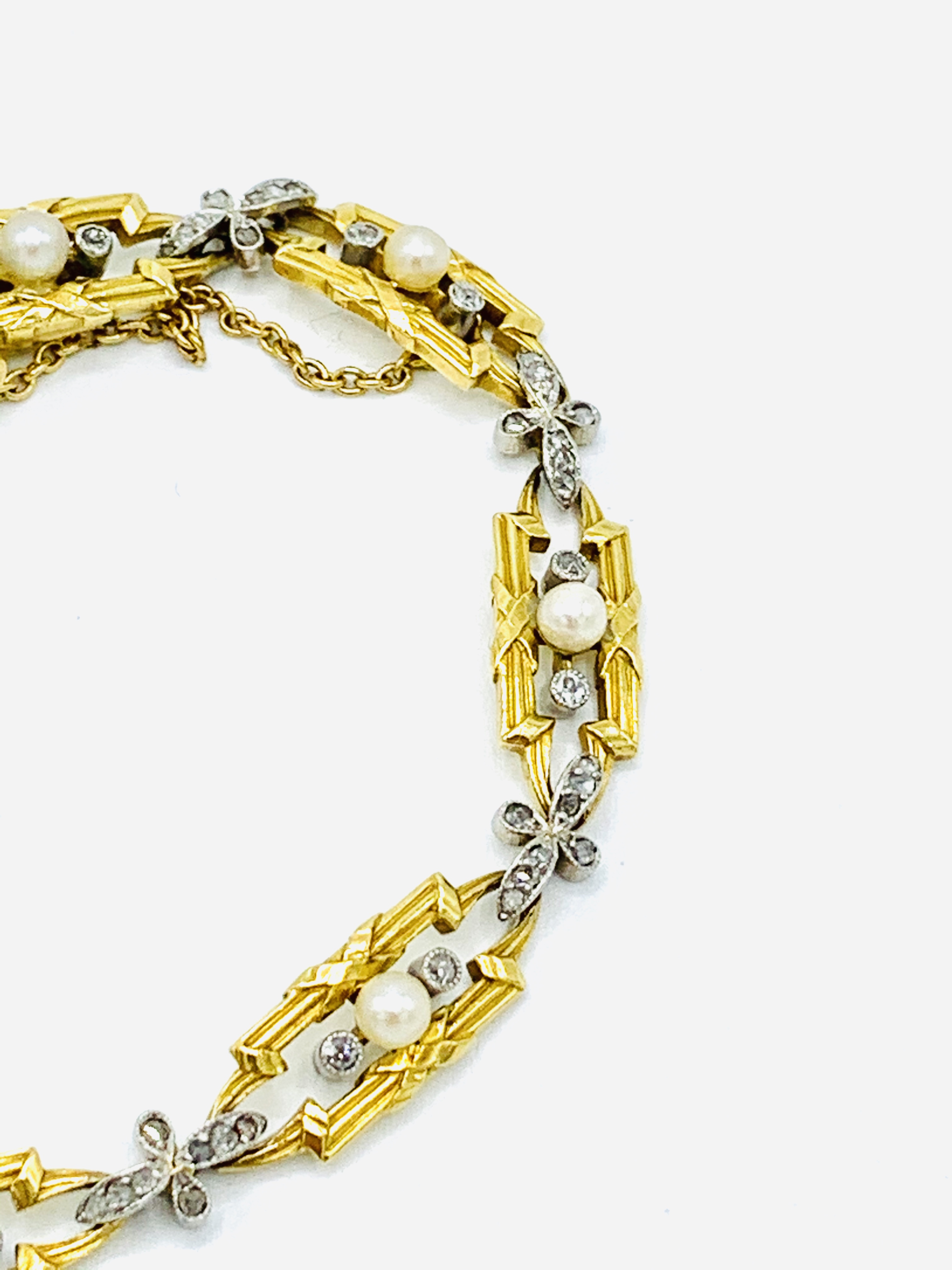 18ct gold pearl and diamond bracelet. - Image 3 of 6