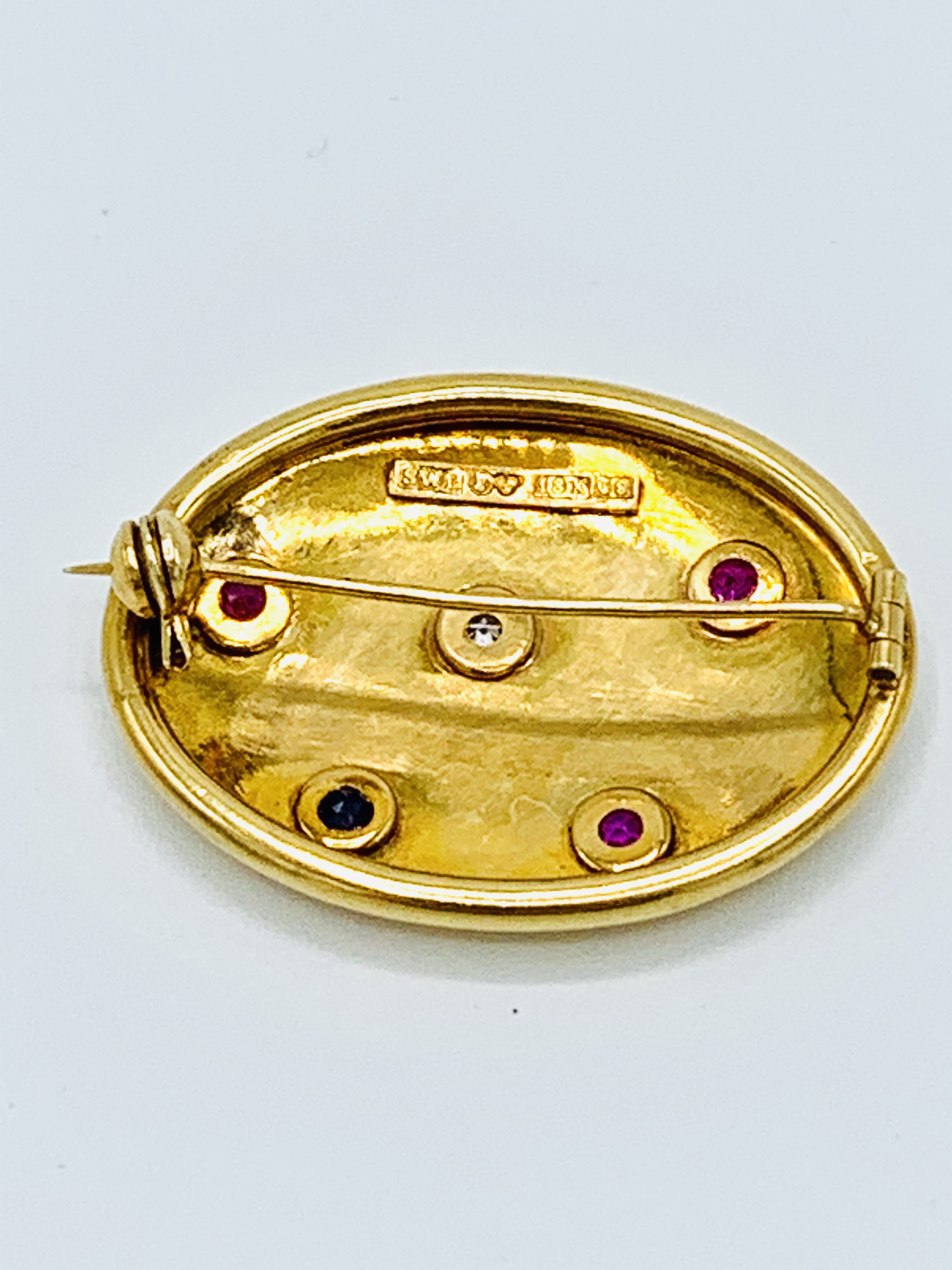 18k gold oval brooch decorated with red, blue and white stones. - Image 2 of 5